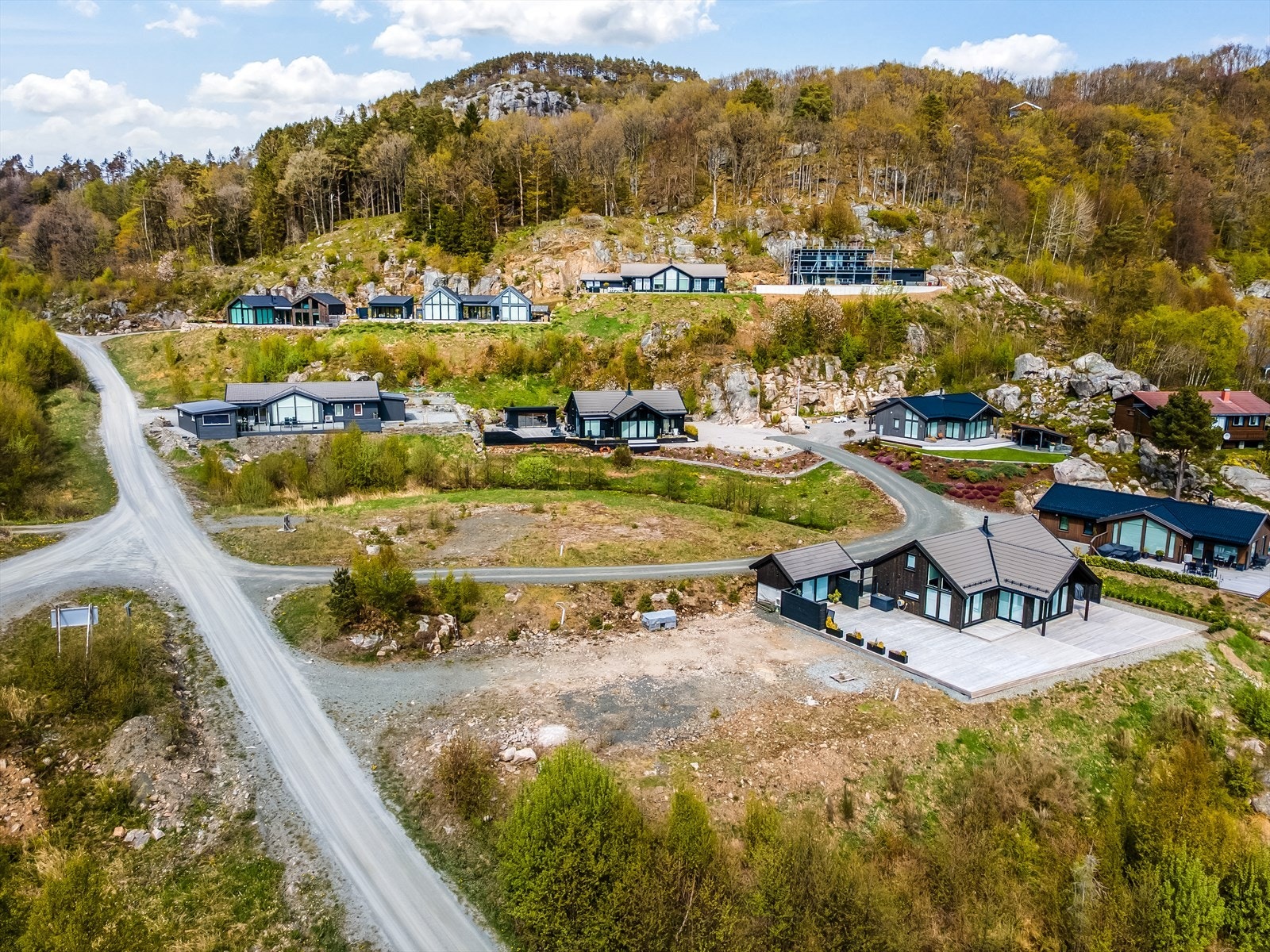 Tomten ligger fint plassert i et etablert og vakkert, åslendt hyttefelt. Galleribilde