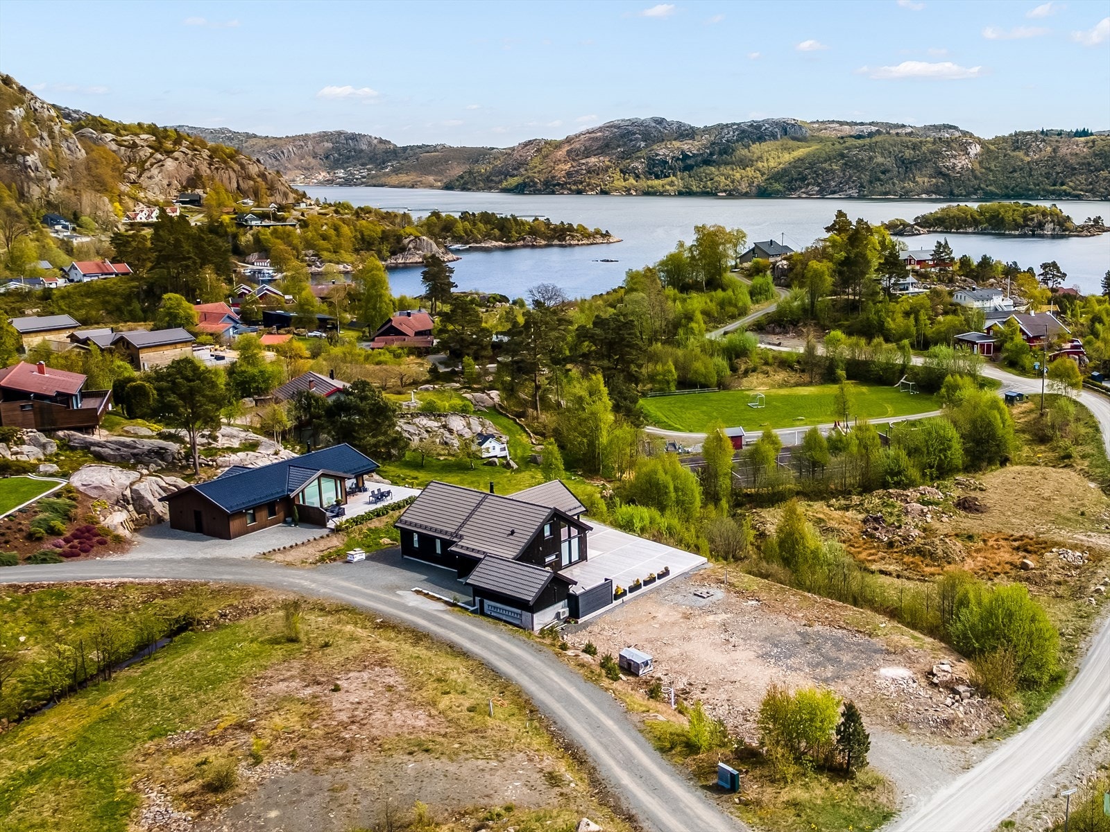 Området er solrikt og ligger vakkert til på Austadhalvøya, med kort vei til både sjø og hei. Galleribilde