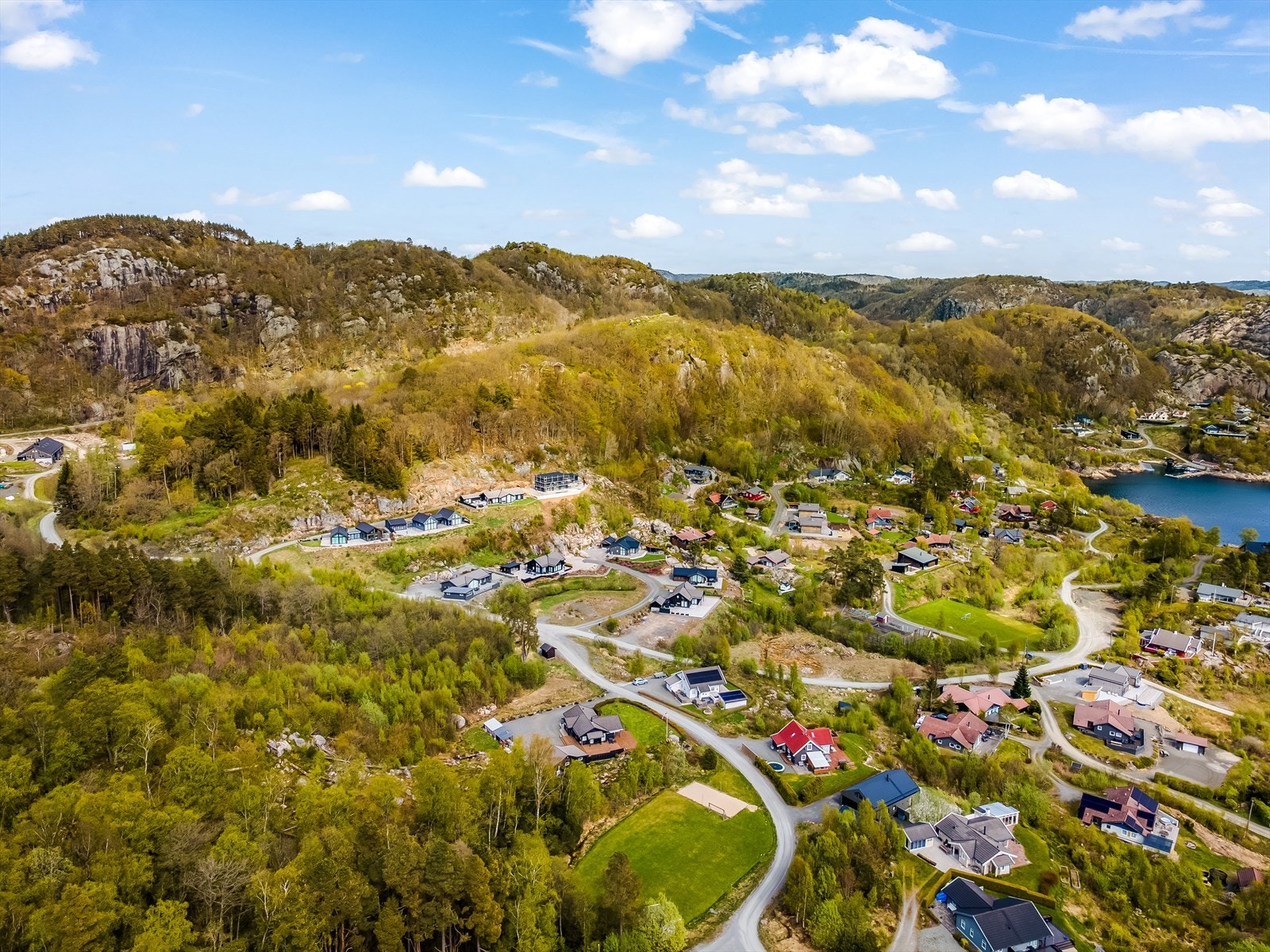Lyngdal sentrum med kjøpesentre og det populære Sørlandsbadet er en kort kjøretur unna. Galleribilde