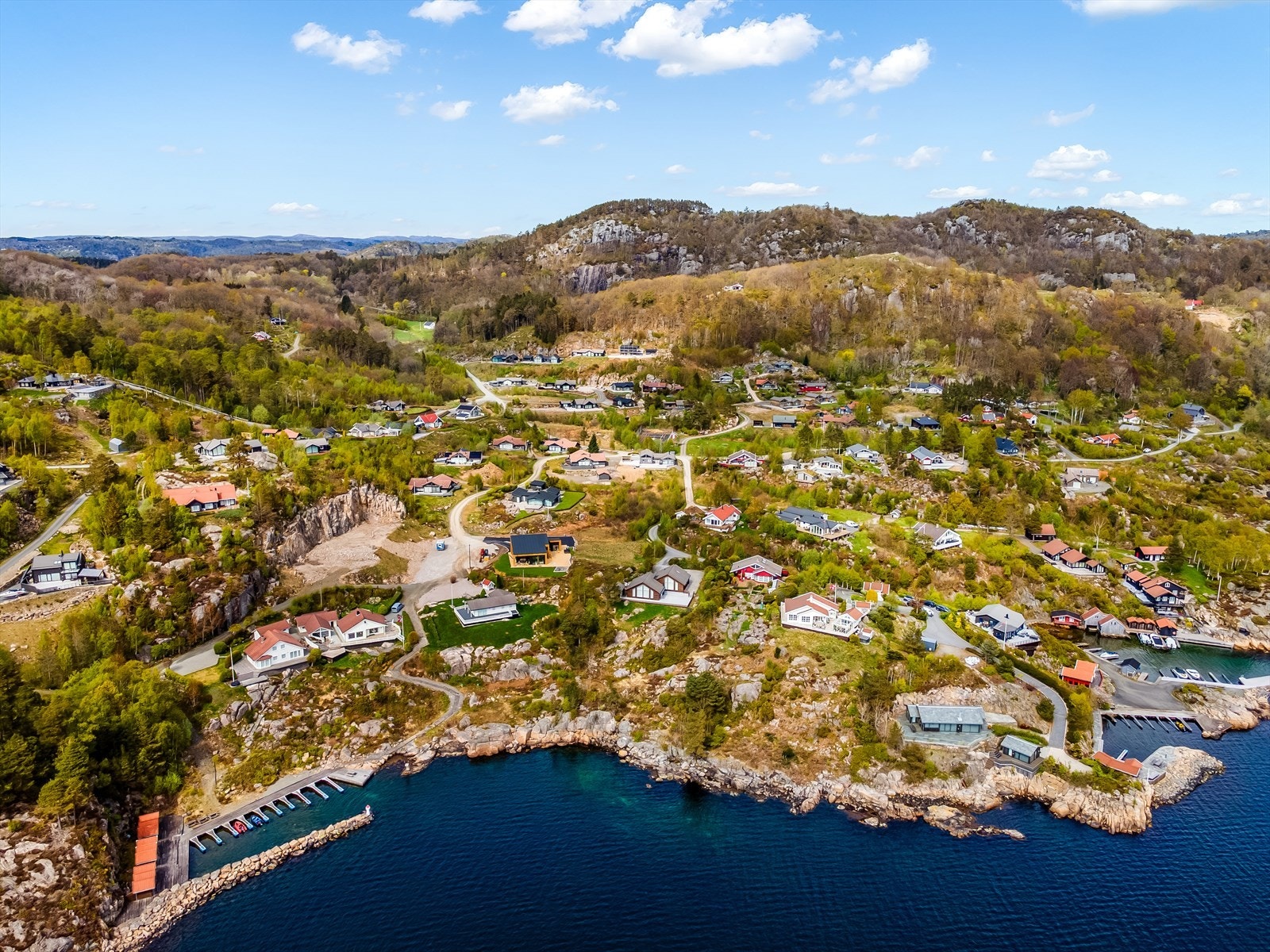 Kystlandskapet byr på utsikt mot Storhavet og Lindesnes Fyr i det fjerne. Galleribilde