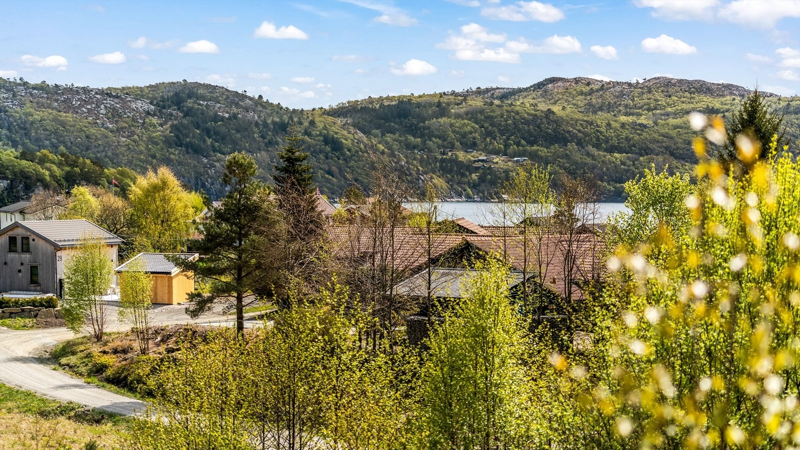 Austadhalvøya er et heiområde som byr på fine turmuligheter, fiskevann, samt sopp og bær om høsten. Galleribilde