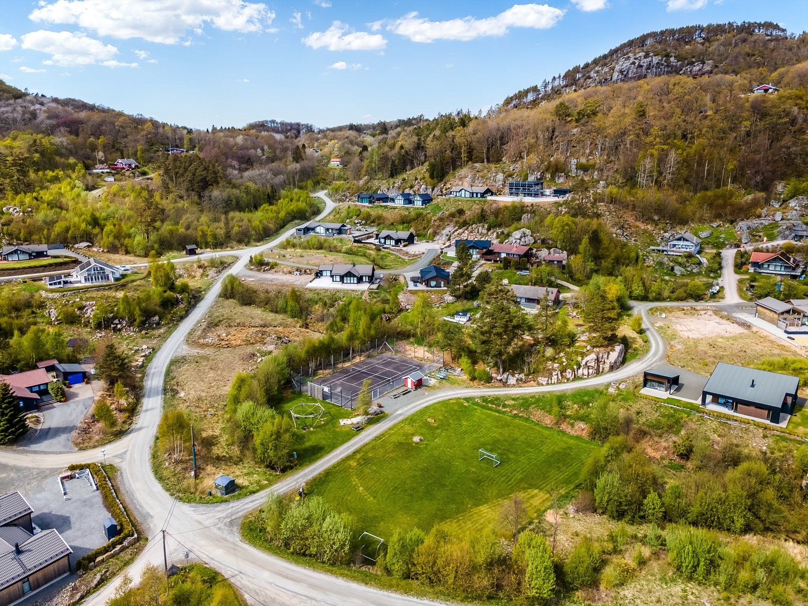 I umiddelbar nærhet finnes fellesanlegg som tennisbane og balløkke. Galleribilde