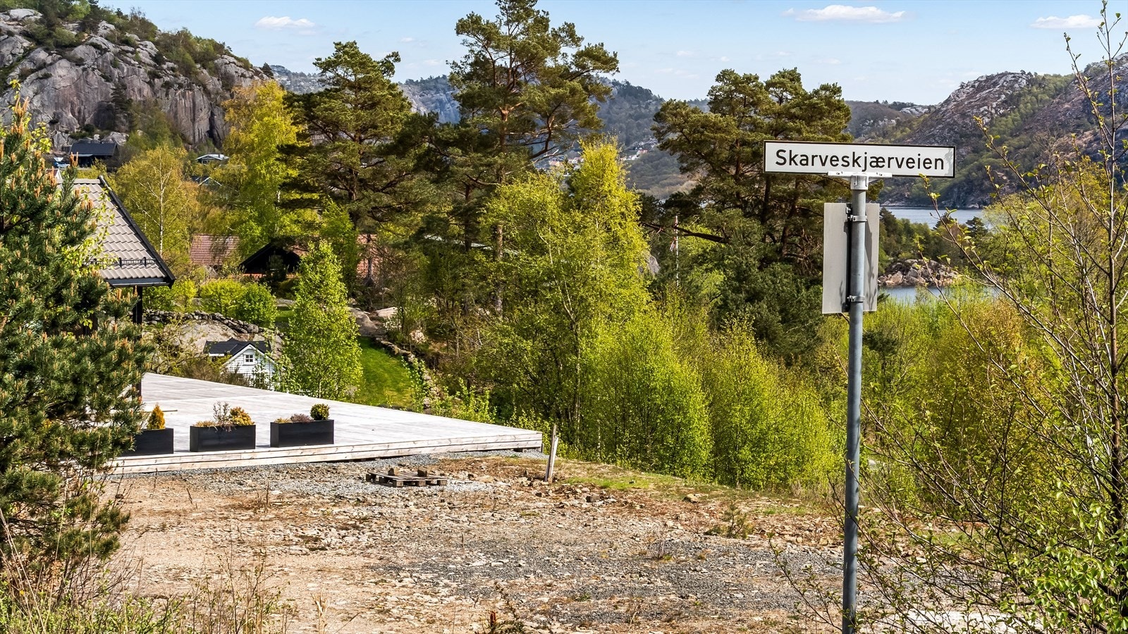 Tomten har adresse Skarveskjærveien og er tydelig merket og klar for overtakelse. Galleribilde