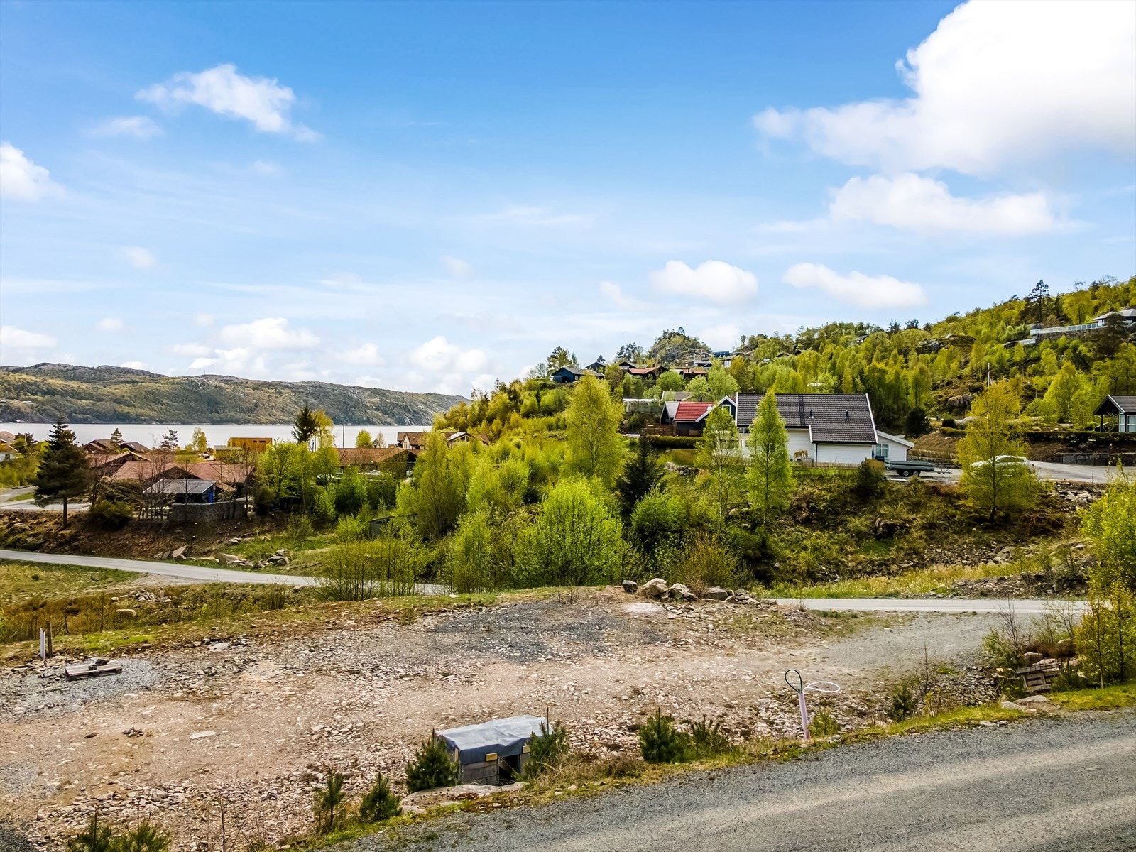 Fra tomten er det sjøutsikt mot Grønsfjorden. Galleribilde