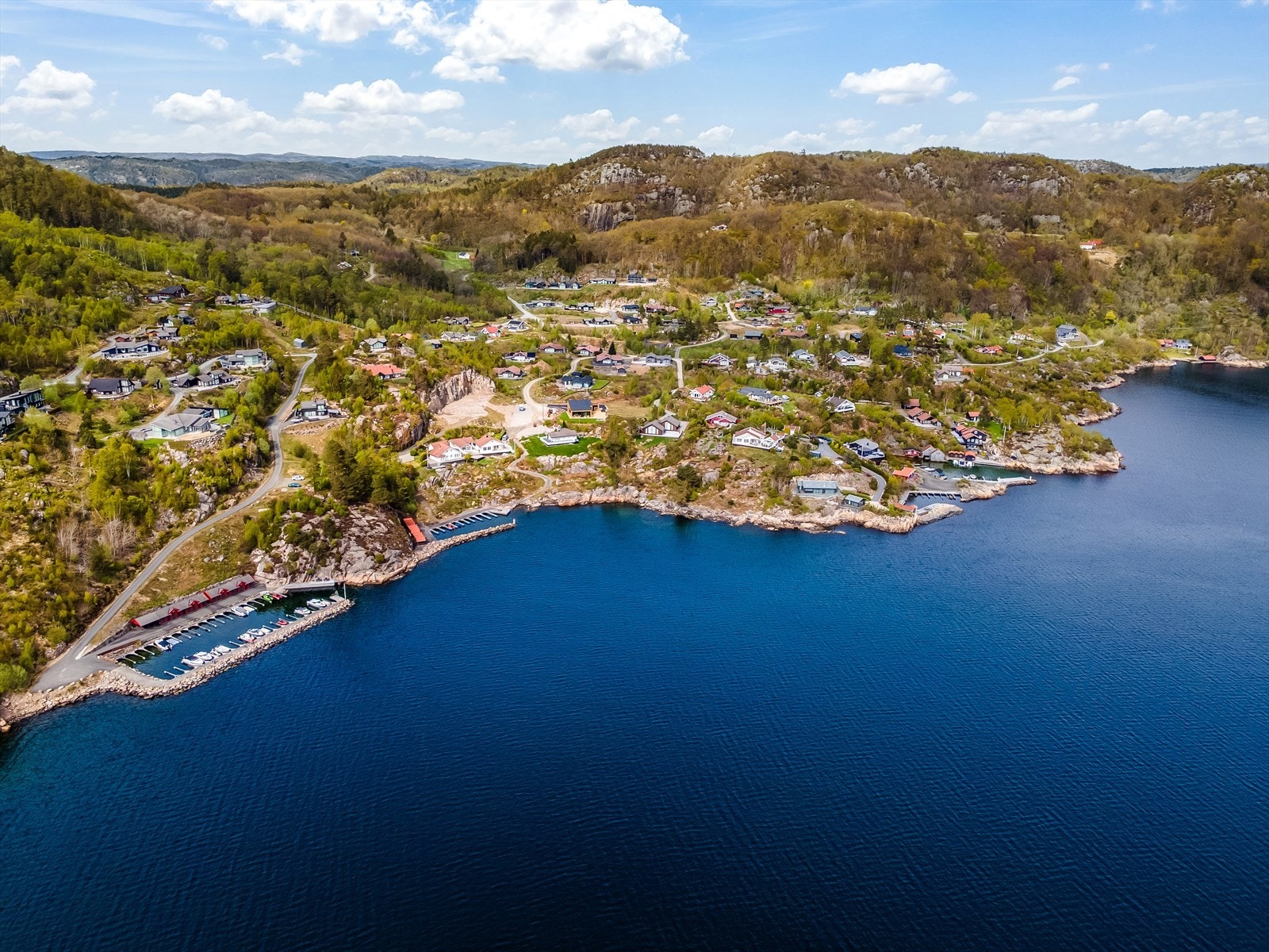 Fra Kåveland er det kort vei ned til felles båthavn og fine badeplasser. Galleribilde