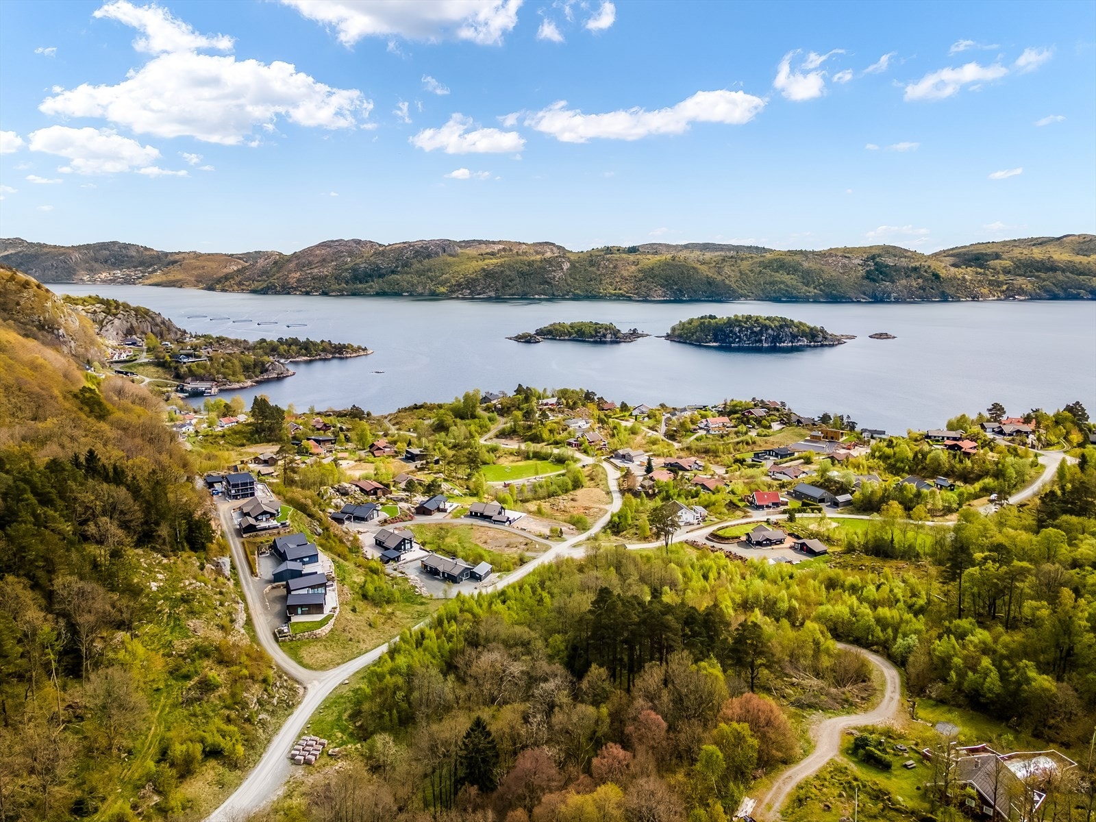 Bare en kort båttur unna ligger den idylliske øygarden rundt Revøy, et flott utfartsmål. Galleribilde