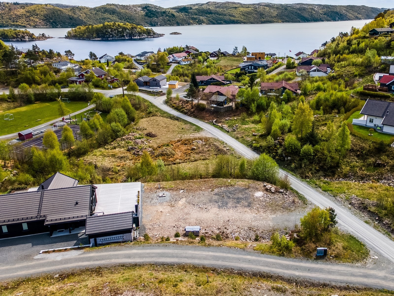 Byggeklar hyttetomt med utsikt over Grønsfjorden. Tomten leveres grovplanert med vei, vann, avløp og strøm til tomtegrensen. Galleribilde