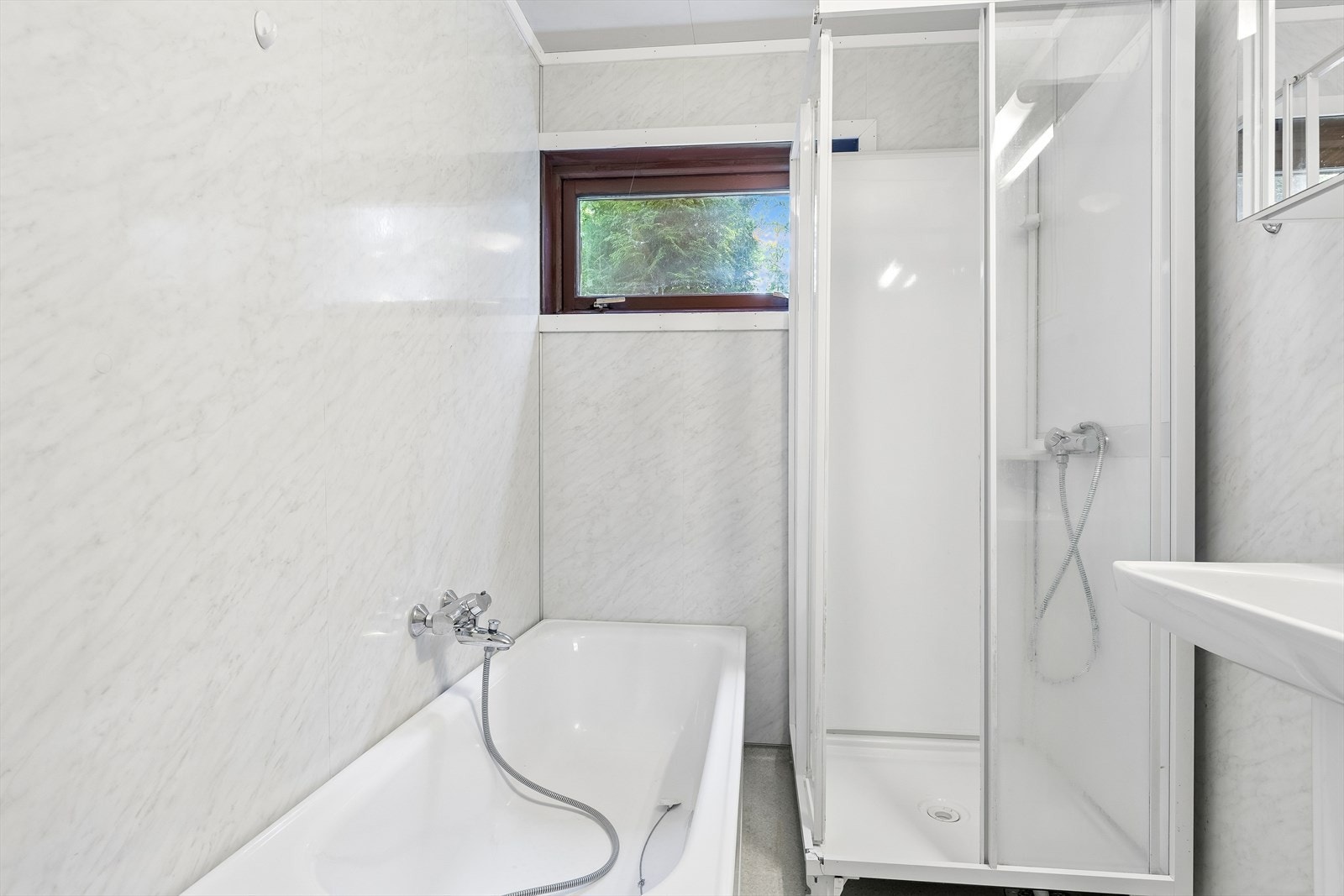 Badet er utstyrt med både badekar og separat dusjkabinett. Galleribilde