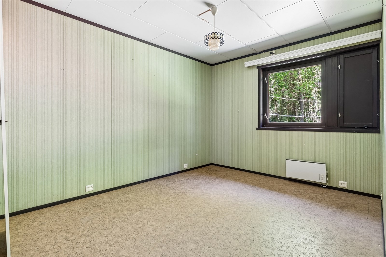 Soverom med vegger kledd i tynnpanel og gulvbelegg. Galleribilde