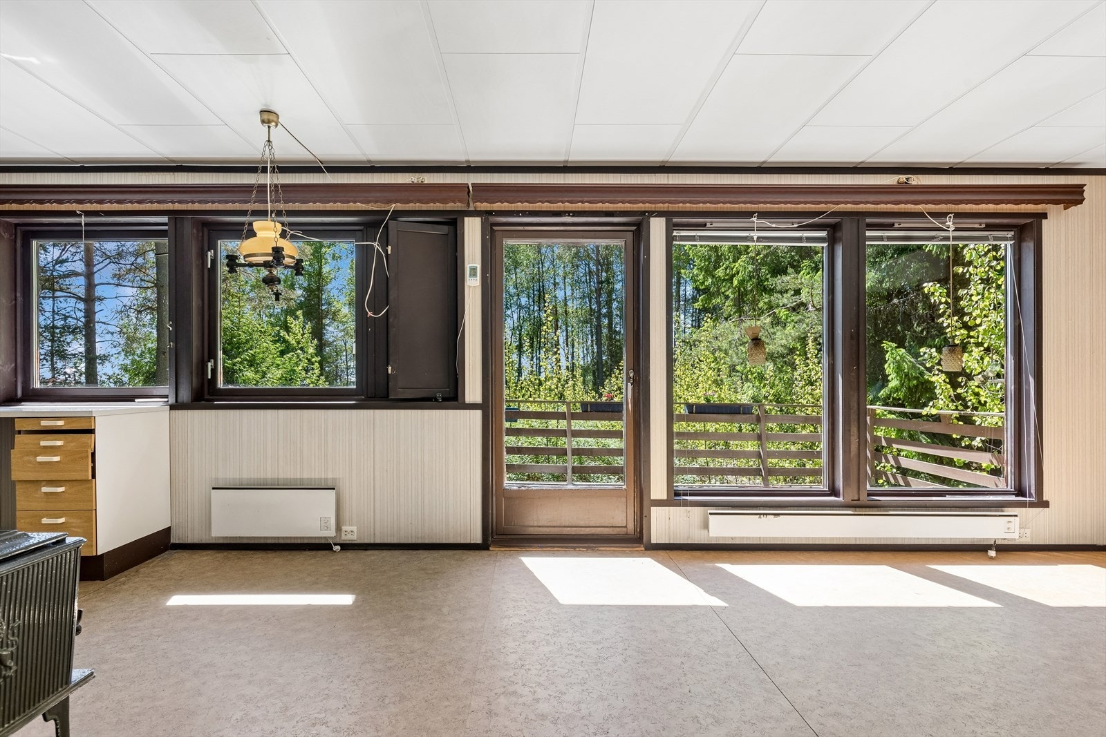 Stuen har store vindusflater og dør ut til den vestvendte balkongen. Galleribilde