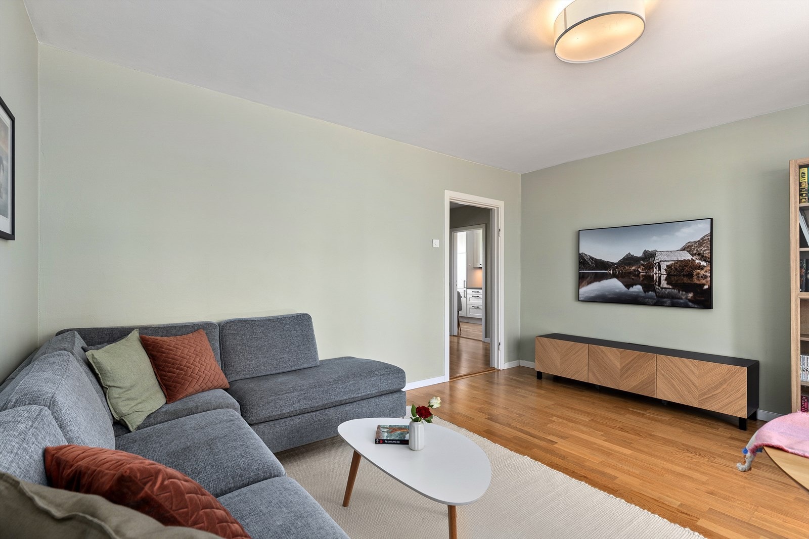 God plass til både sofagruppe, spiseplass og øvrig møblement. Galleribilde
