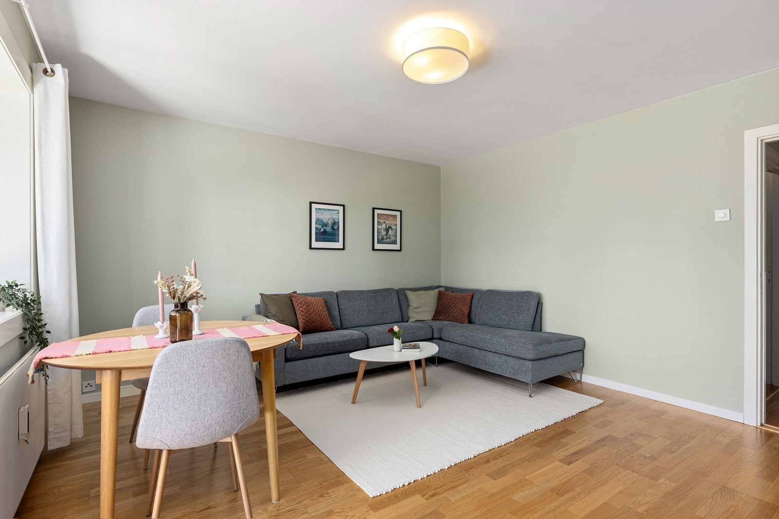 Stuen fremstår som lys og innbydende, med store vindusflater som gir et flott lysinnslipp og skaper en romslig atmosfære. Galleribilde