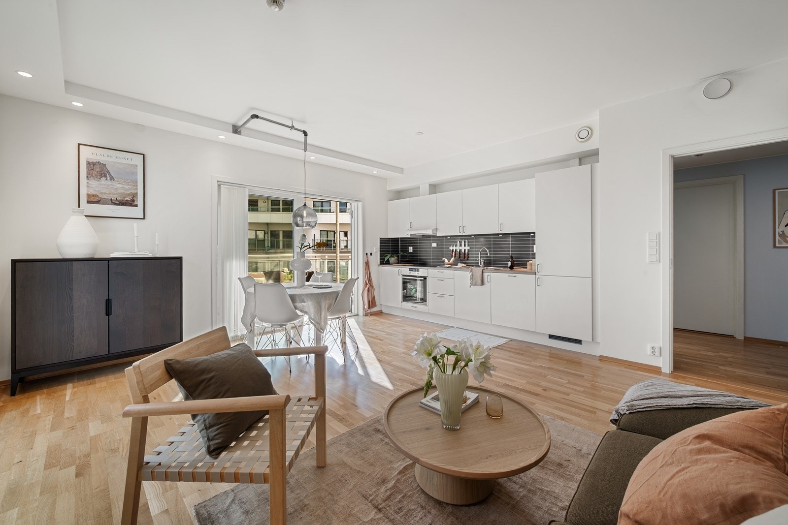 - Her er det godt med plass til både spise- og sofagruppe i hver sine naturlige soner - Galleribilde
