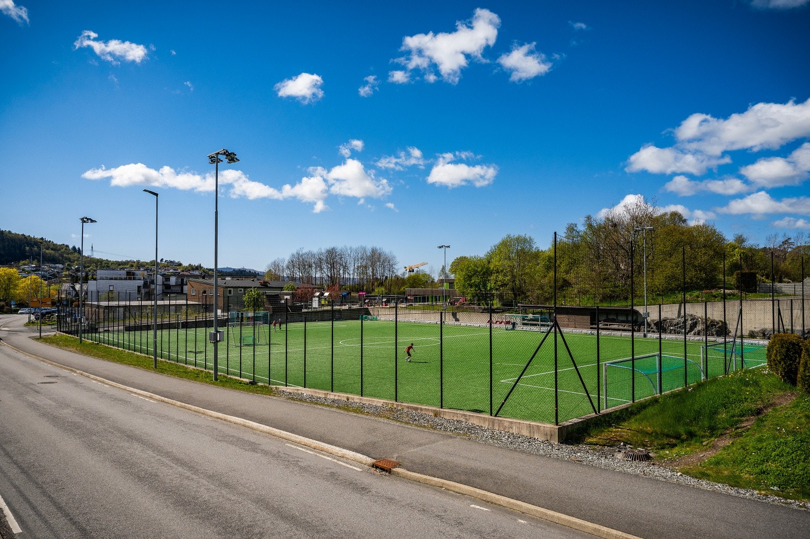 - Området byr på gode aktivitetstilbud passende alle aldre. Ved Søreidehallen tilbyr idrettslaget både fotball, håndball, innebandy, e-sport og friidrett - Galleribilde