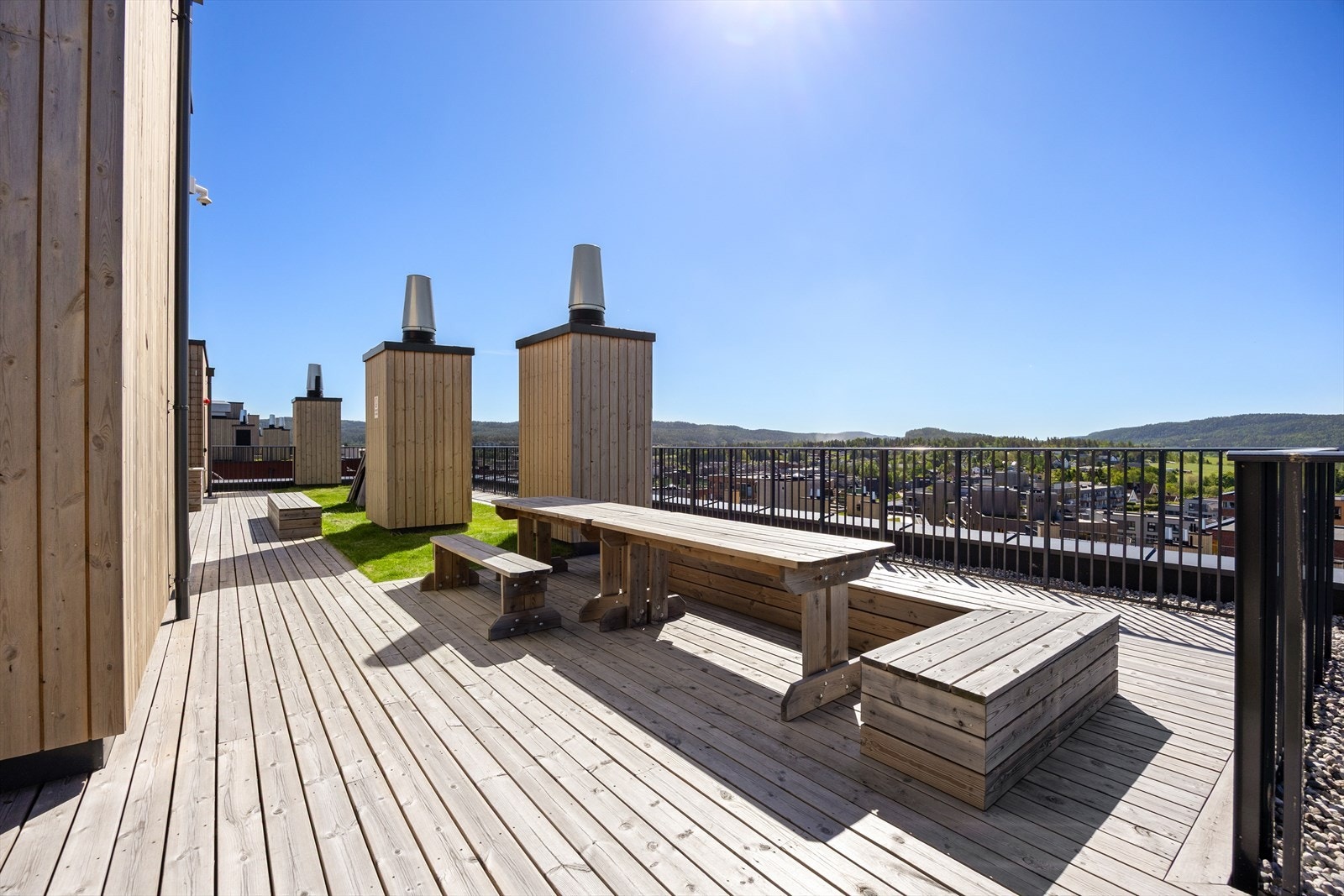 Takterrassen er utstyrt med flere sittegrupper. Galleribilde