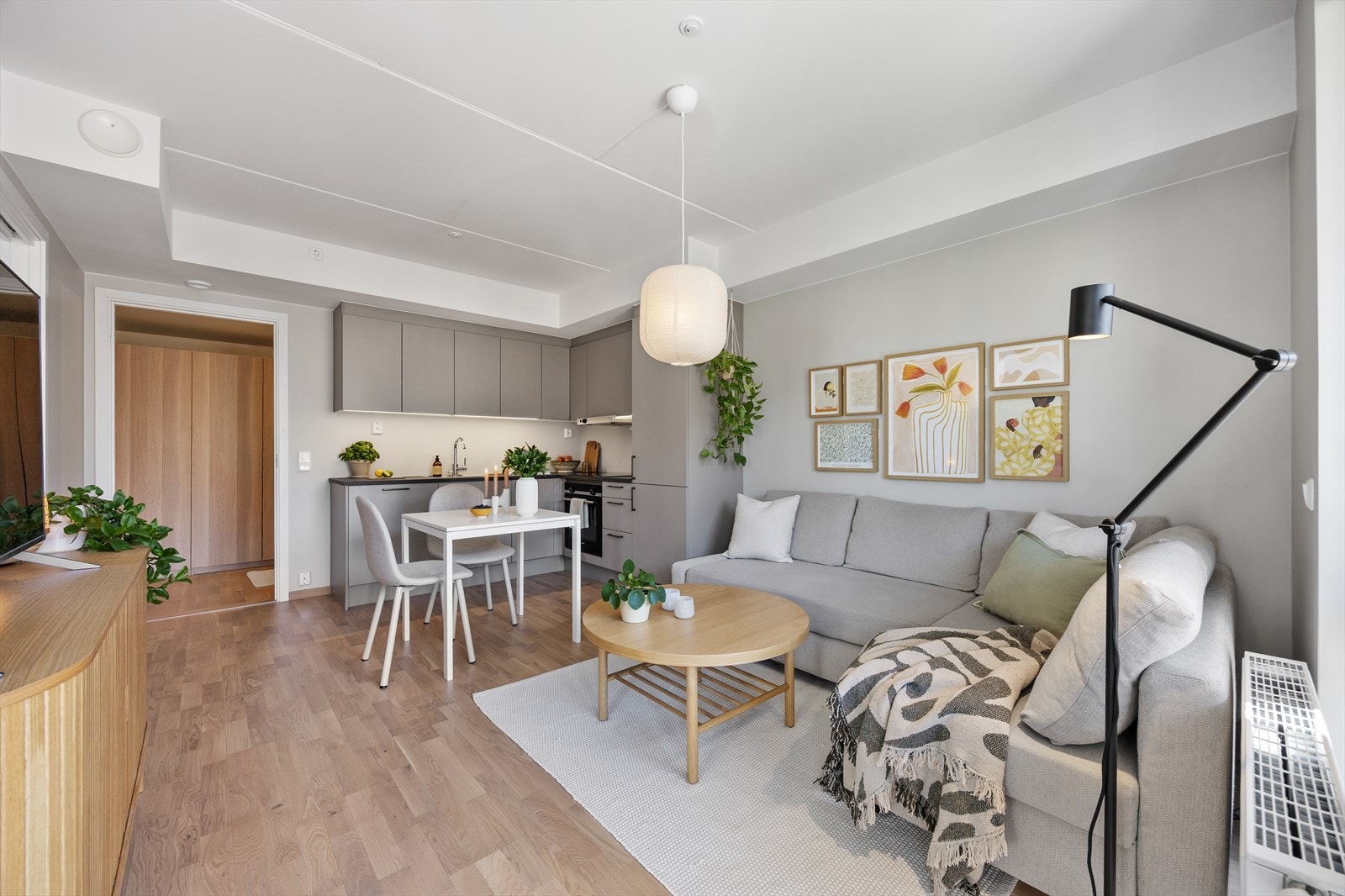 Moderne kjøkken i åpen løsning mot stuen. Galleribilde