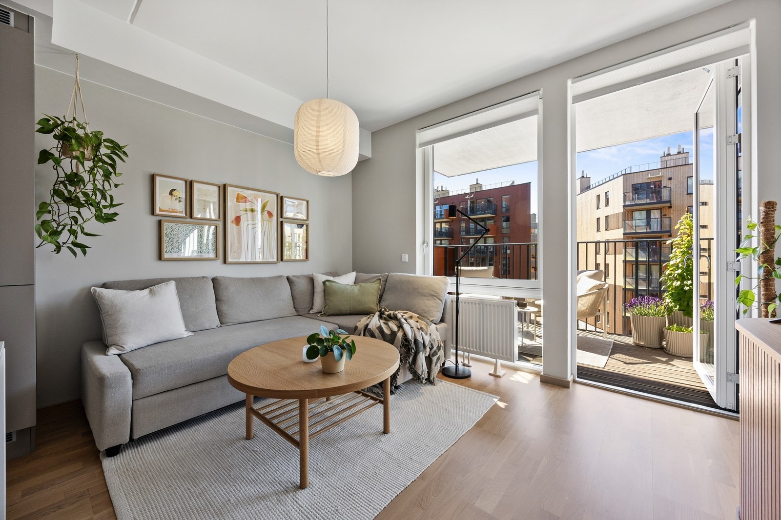 Stuen har god plass til sofagruppe og mediemøbler. Galleribilde