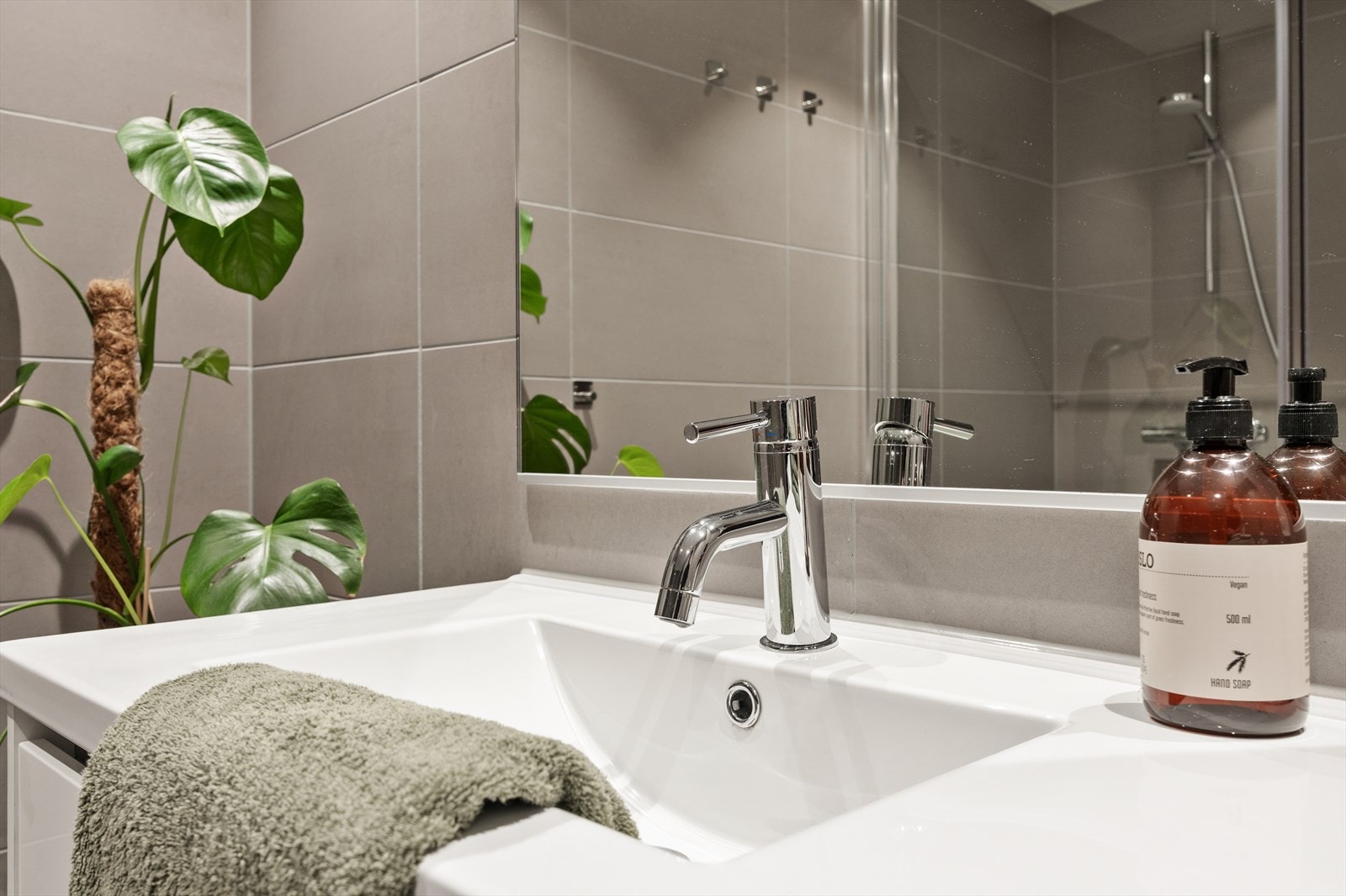 Badet er levert som en prefabrikkert våtromskabin, en moderne og sikker løsning. Galleribilde
