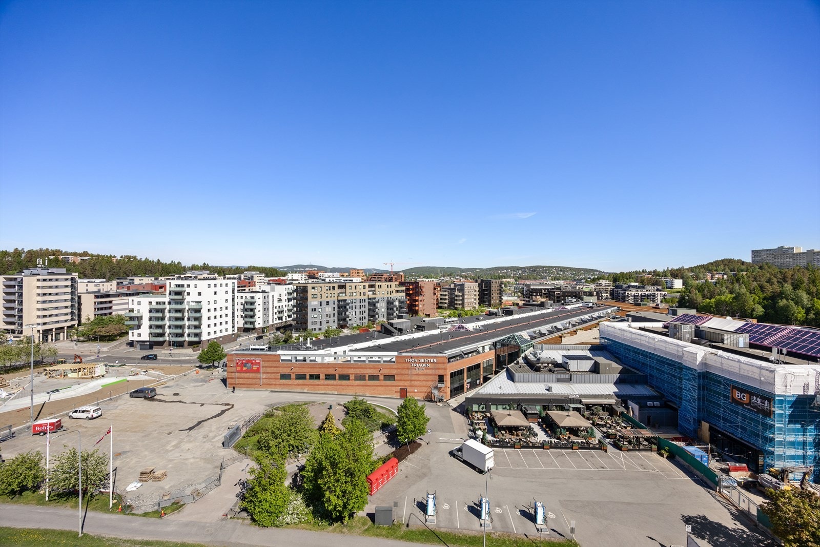 Området er sentralt og gir enkel tilgang til kjøpesenter, butikker og øvrige servicetilbud. Galleribilde