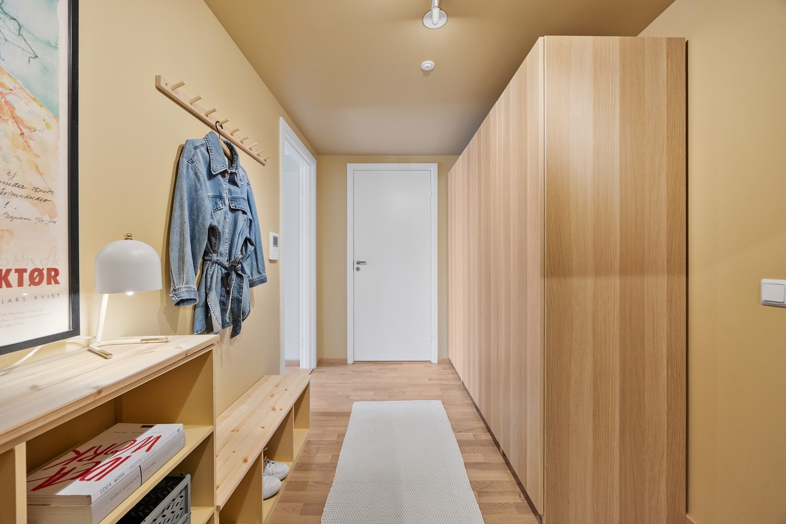 Leiligheten har en innbydende entré med god plass til yttertøy og sko i garderobeskap. Galleribilde