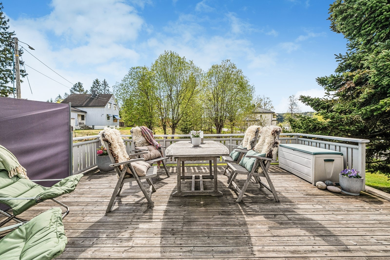 Romslig terrasse med gode møbleringsmuligheter. Galleribilde