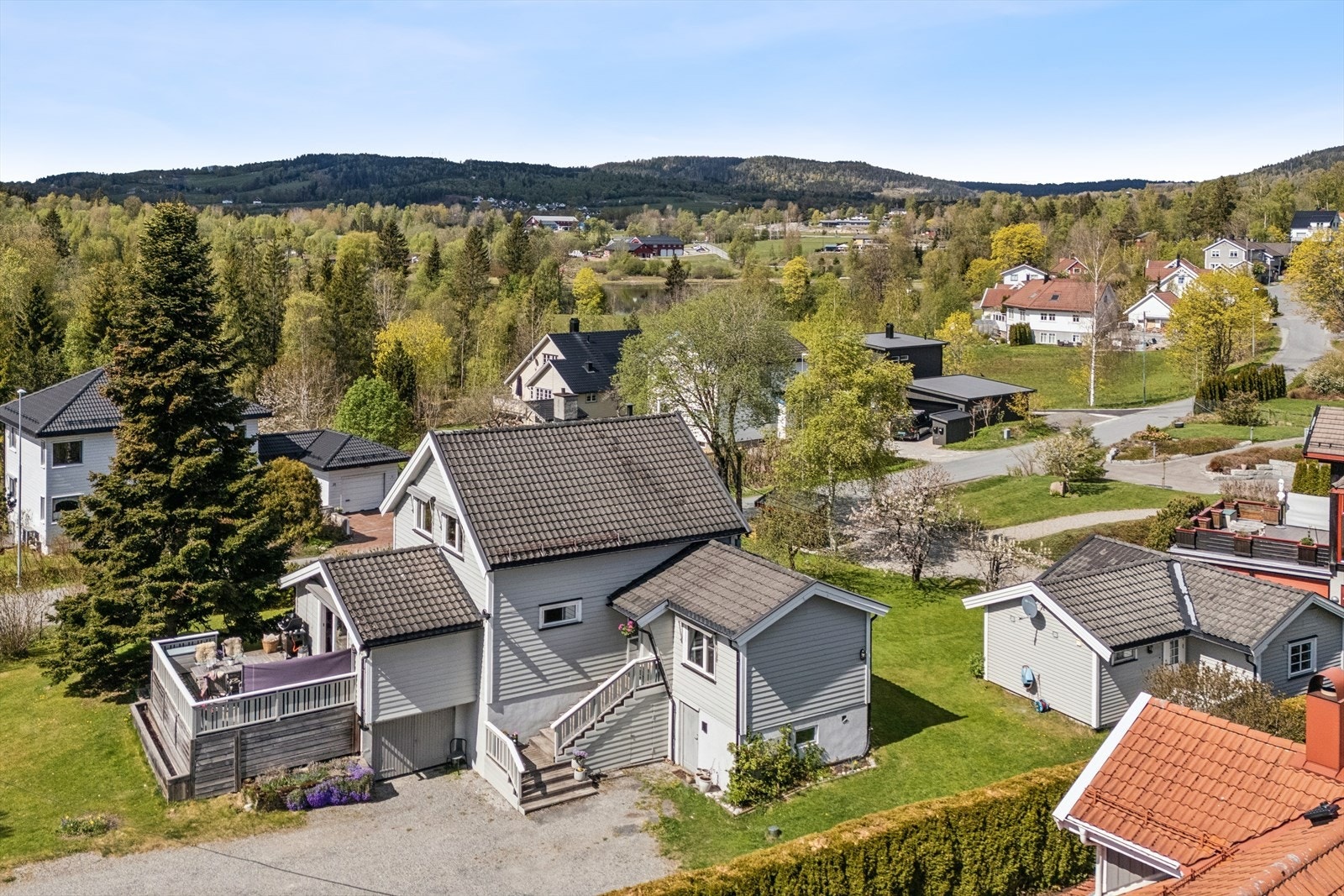 Romslig eiendom i landlige omgivelser Galleribilde