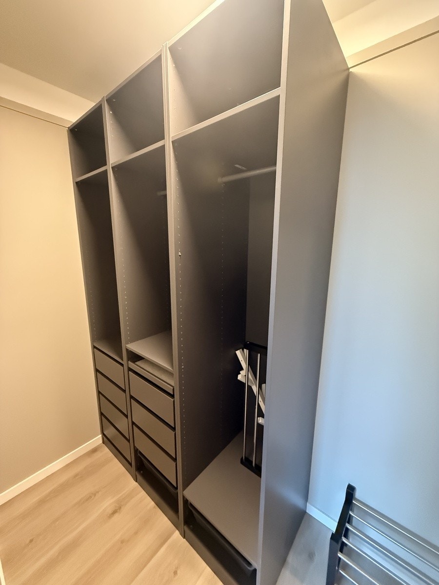 150cm garderobe til yttertøy og annen oppbevaring Galleribilde