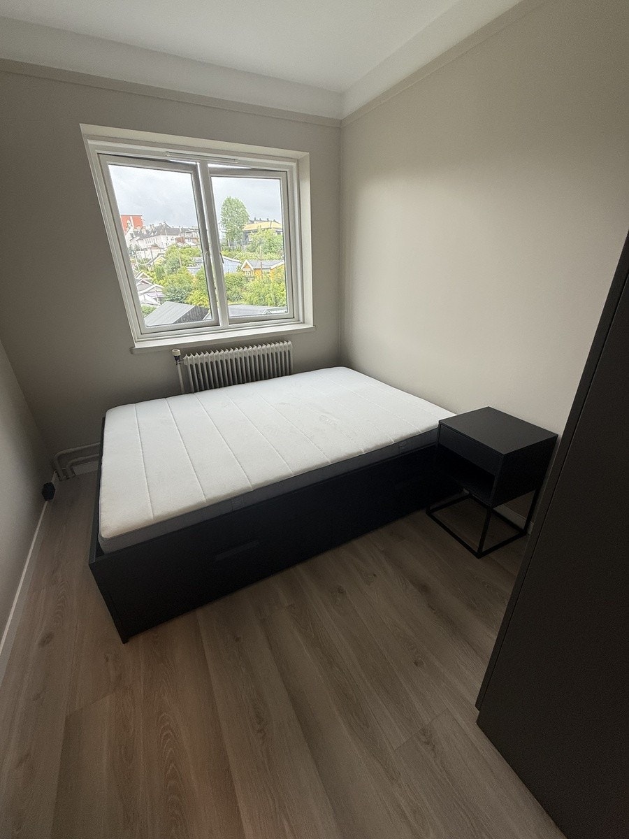 Soverom 1 - 140cm seng og 100cm Skap Galleribilde
