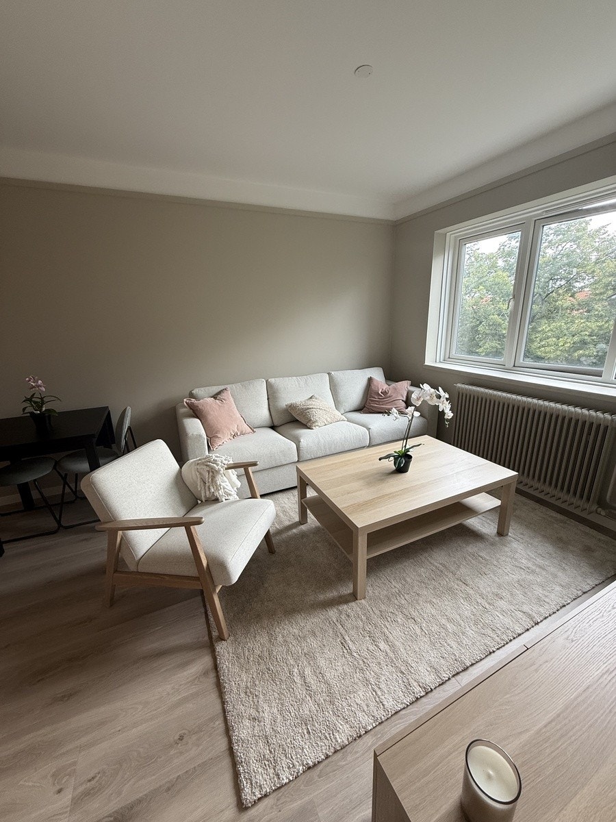 Stue med hyggelig utsyn Galleribilde