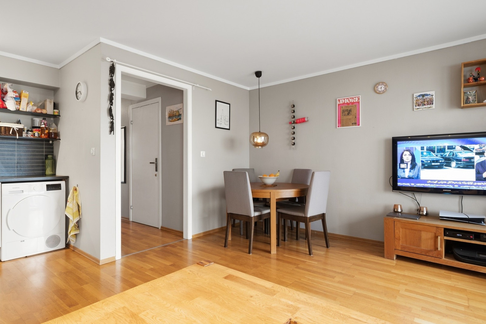 Stuen har god plass til både sofakrok og spisegruppe, med fleksible møbleringsmuligheter. Galleribilde