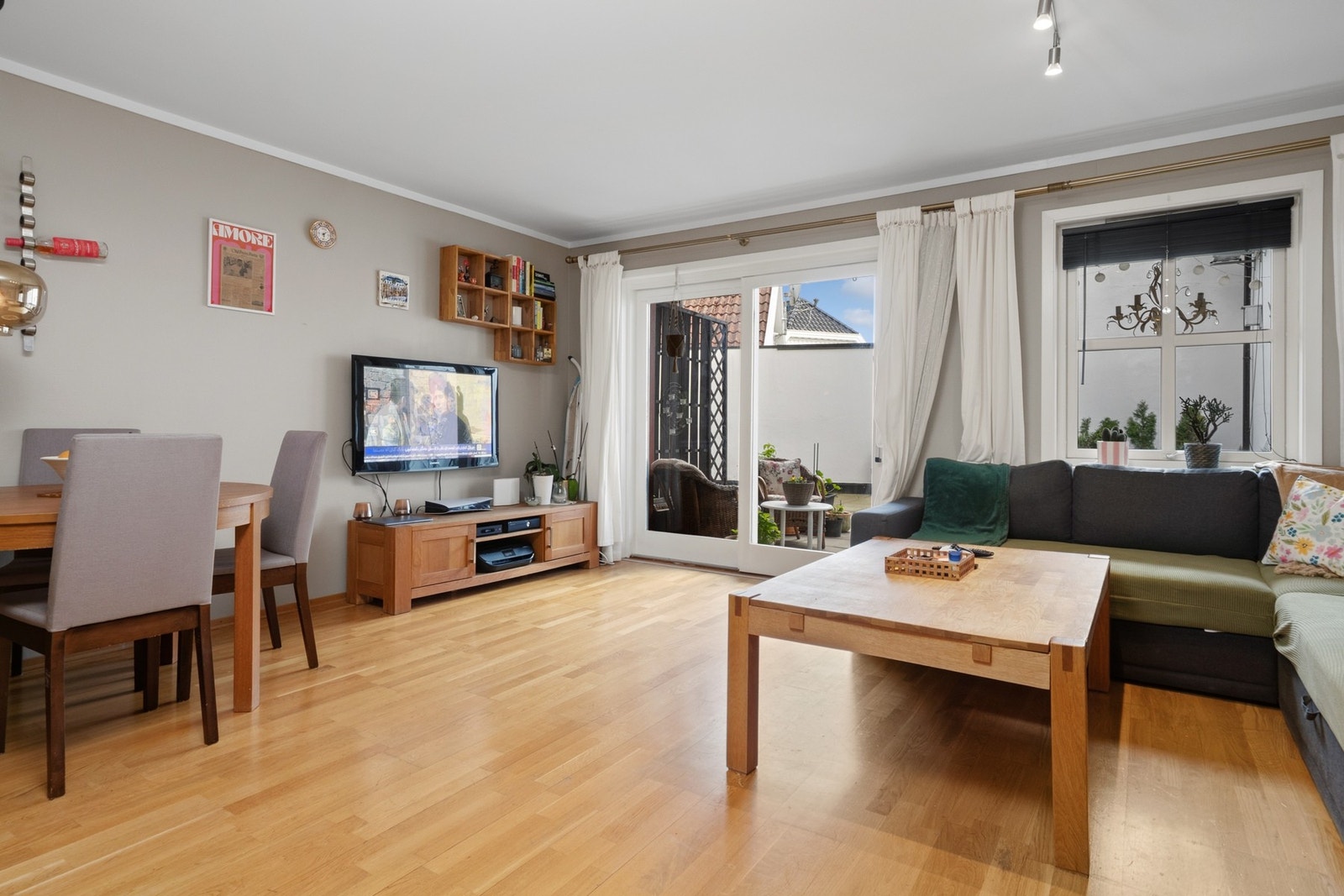 Store vindusflater slipper inn rikelig med naturlig lys og bidrar til en lys og trivelig atmosfære i stuen. Galleribilde