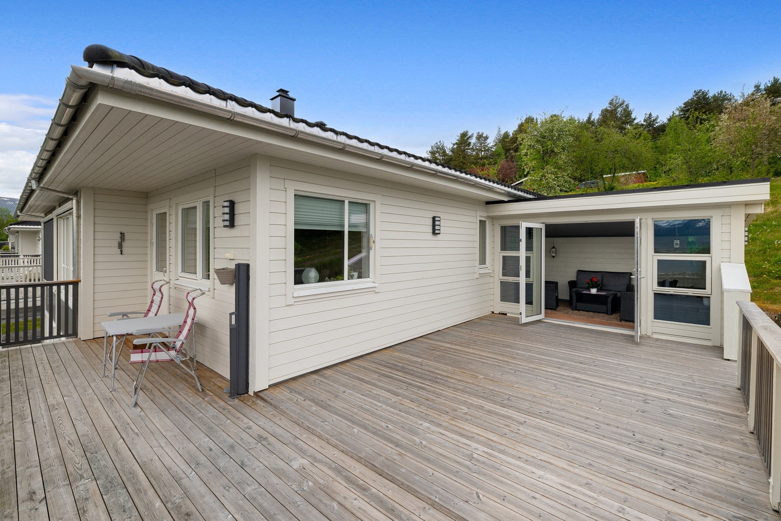 Solrik og romslig terrasse Galleribilde