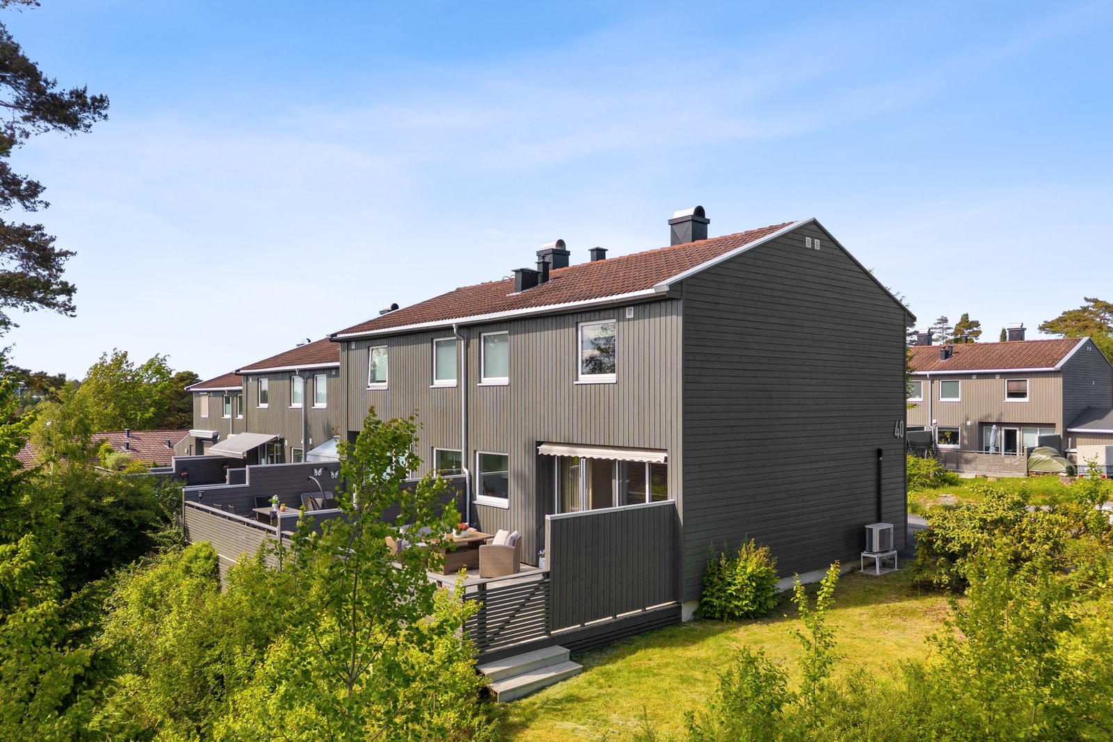 Enkel tilgang til hagen fra terrassen. Galleribilde