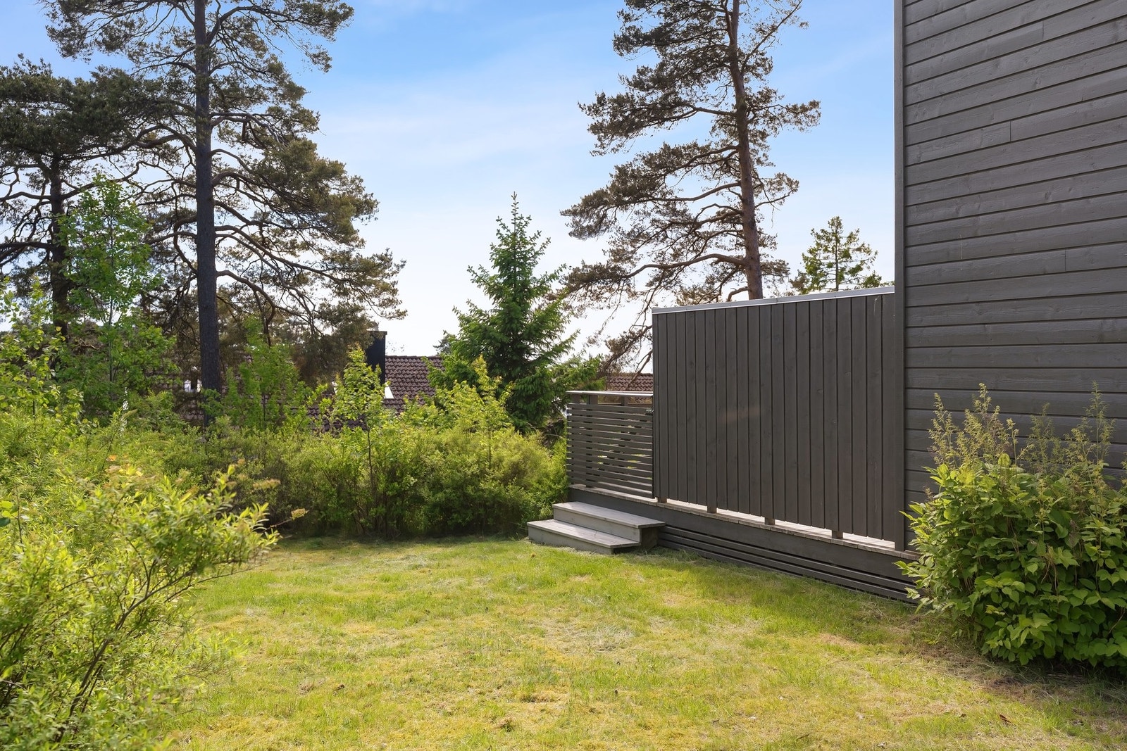 Hver leilighet benytter og vedlikeholder det arealet som er naturlig tilhørende utenfor den enkelte leilighet. Galleribilde