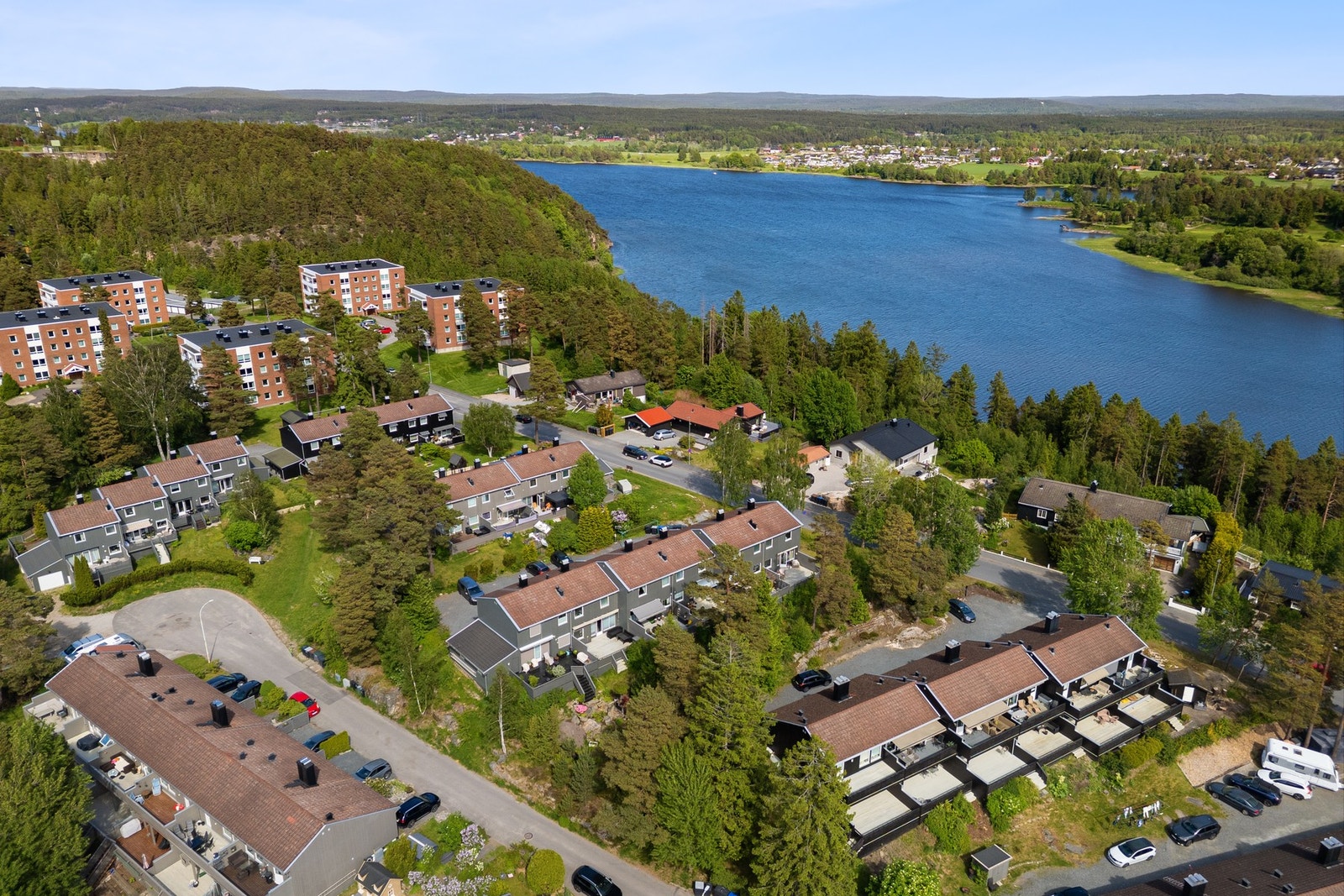 Rekkehuset ligger i et populært, barnevennlig og etablert boligområde på Kurland. Galleribilde