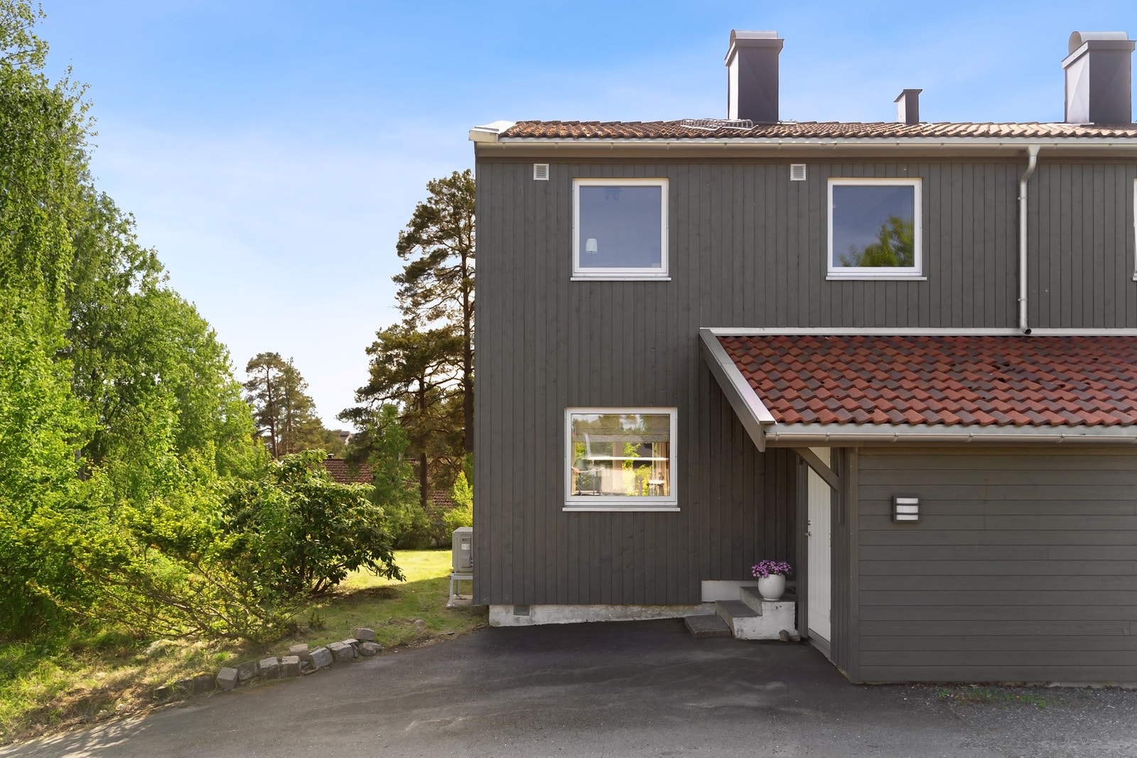 I forkant av rekken er det innkjørsel og gårdsplass. Galleribilde