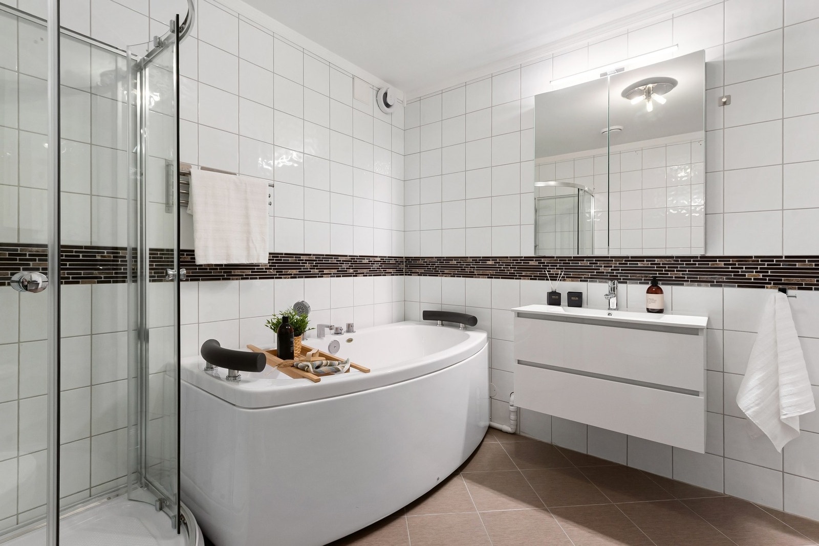 Her er det både dusjkabinett og badekar. Galleribilde