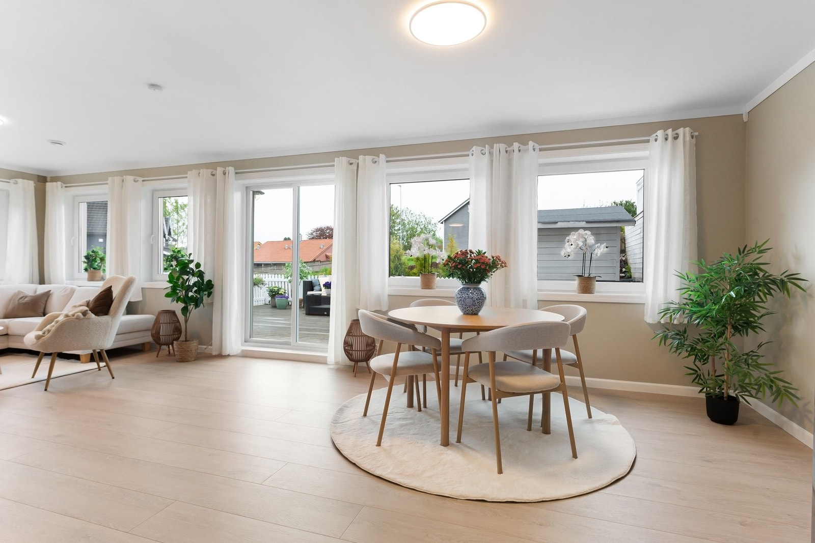 Dette er en oppusset selveier på ett plan med hele 4 soverom, carport og stor terrasse! Galleribilde