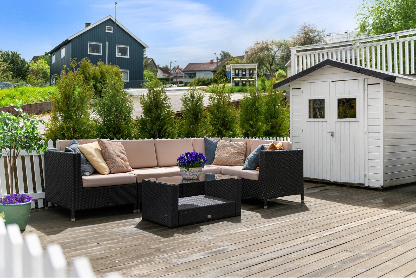 Solrik og romslig terrasse. Galleribilde