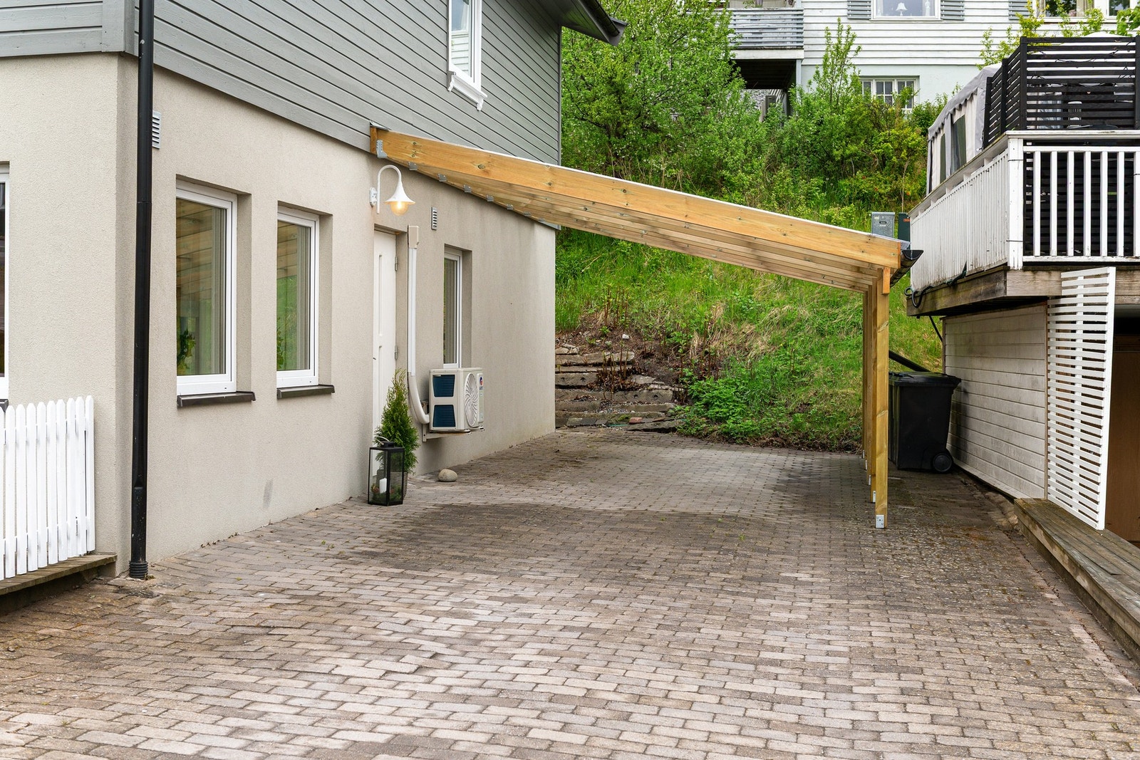 Praktisk parkering under carporten rett på utsiden. Galleribilde