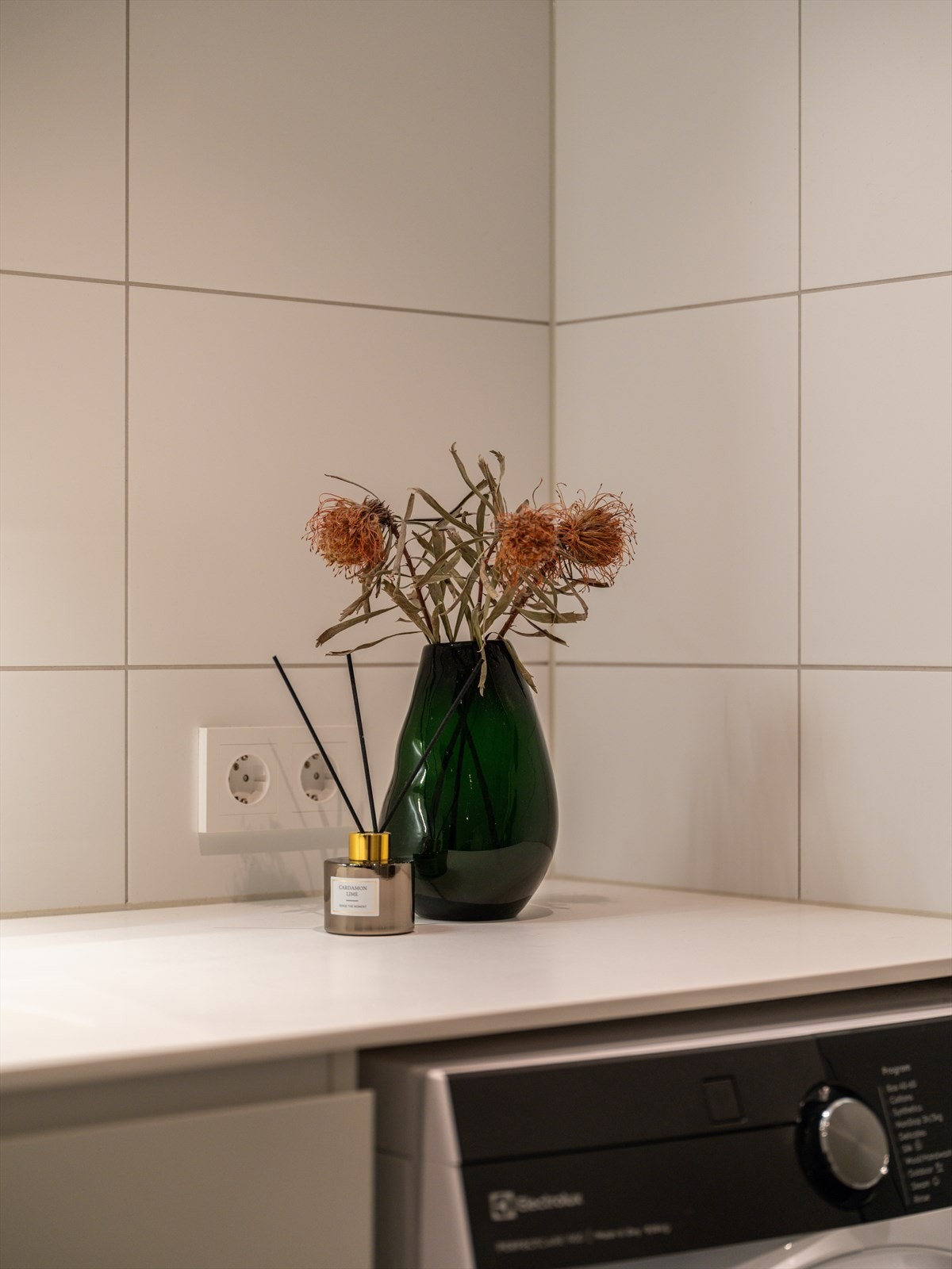 Opplegg for både vaskemaskin og tørketrommel under benkeplate. Galleribilde