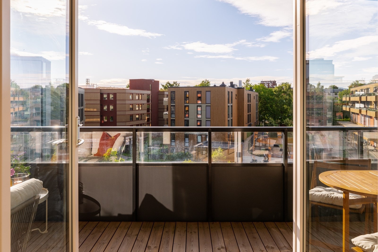 Balkongen har doble fløydører ut som gir en følelse av "åpen stue" på sommeren. Galleribilde
