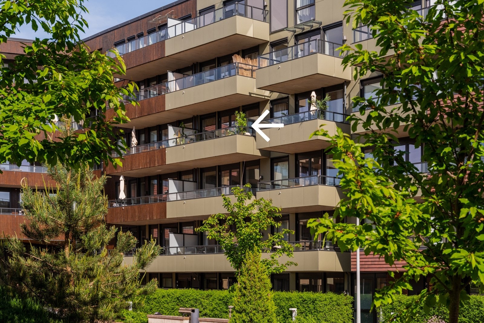 En fantastisk beliggenhet sentralt, men likevel i et tilbaketrukket boligområde ut mot grøntarealer. Galleribilde