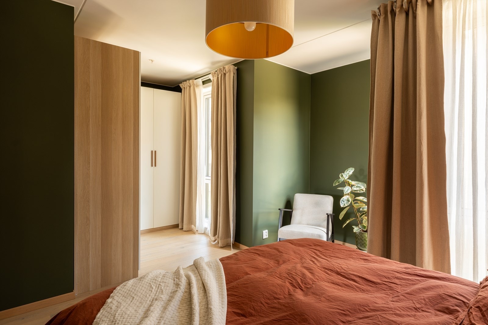 Eget "walk-in" området med plassbygget garderobeskap og god oppbevaringsplass. Galleribilde