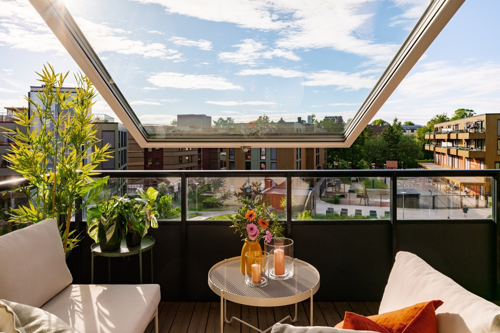 Her har du fin og fri utsikt ut mot grøntområder i en rolig og bilfri bakgård! Galleribilde
