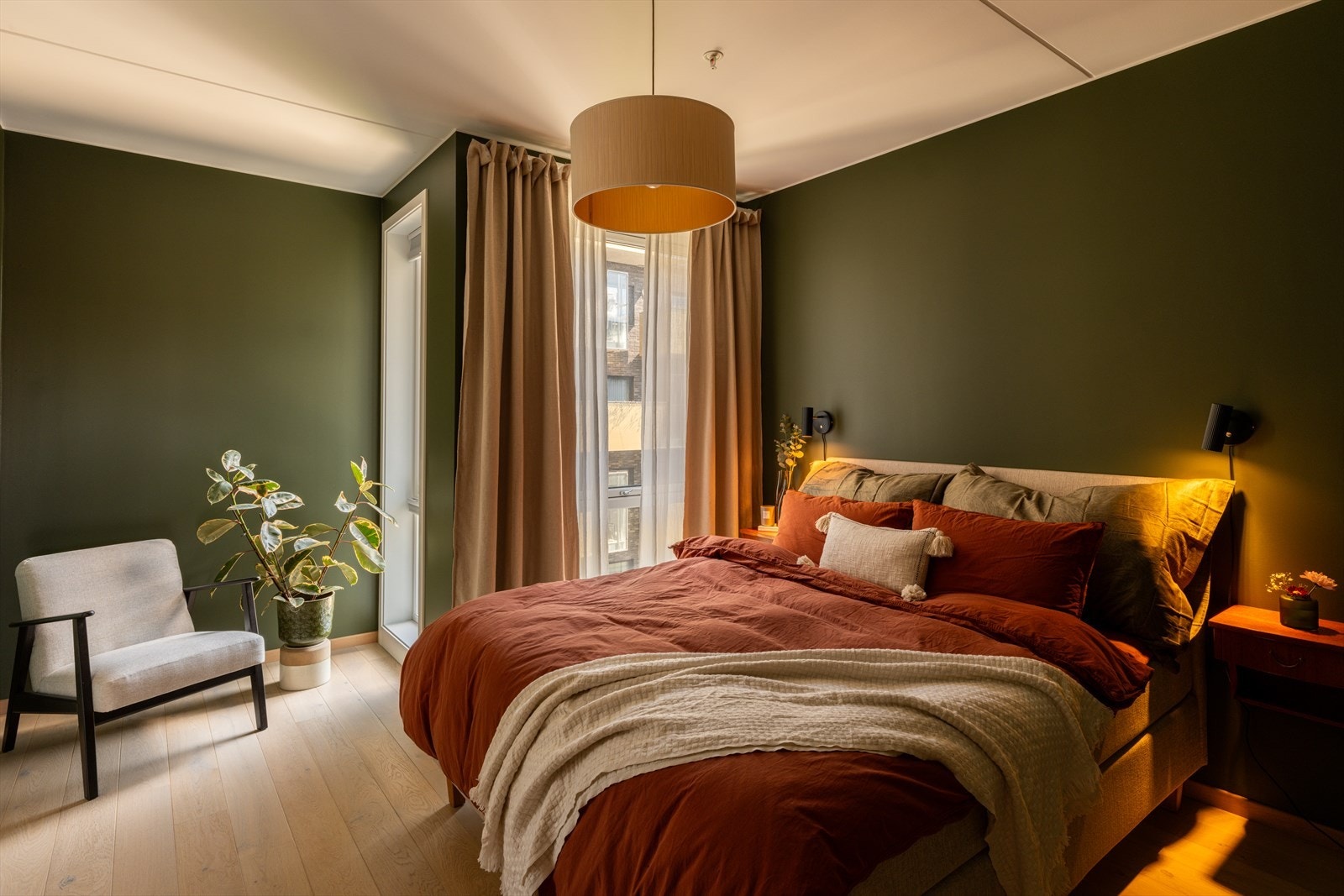 Hovedsoverommet er sjeldent stort og flott, med god plass til dobbeltseng, eget karnapp for lesestolen og "walk-in". Galleribilde