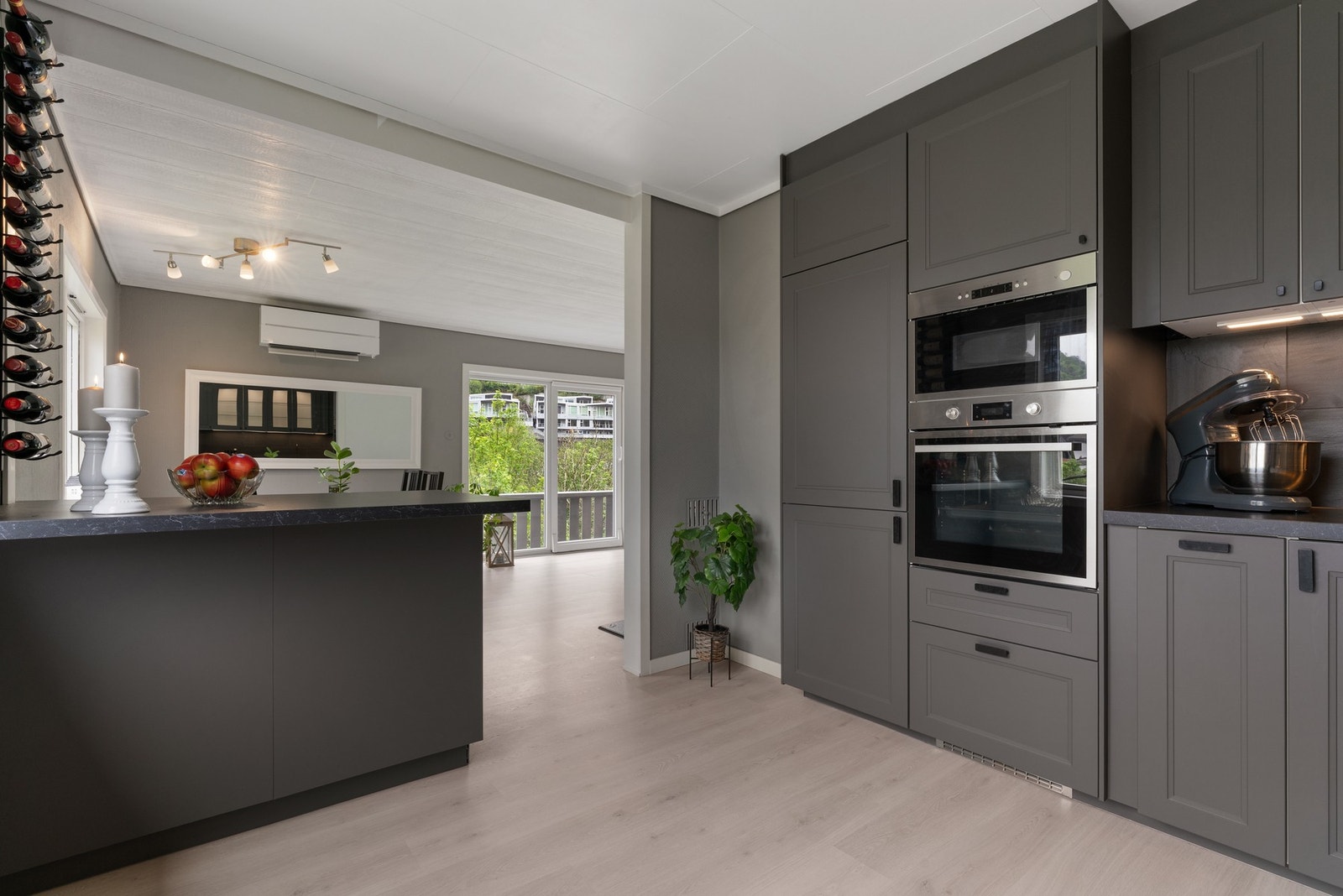 - Godt med skap-/benkeplass - Galleribilde