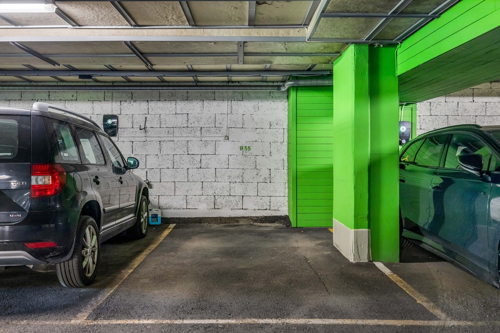 Leiligheten disponerer også en garasjeplass i byggets kjeller (heisadkomst). Det er også etablert sykkelparkering flere steder i garasjen. Galleribilde