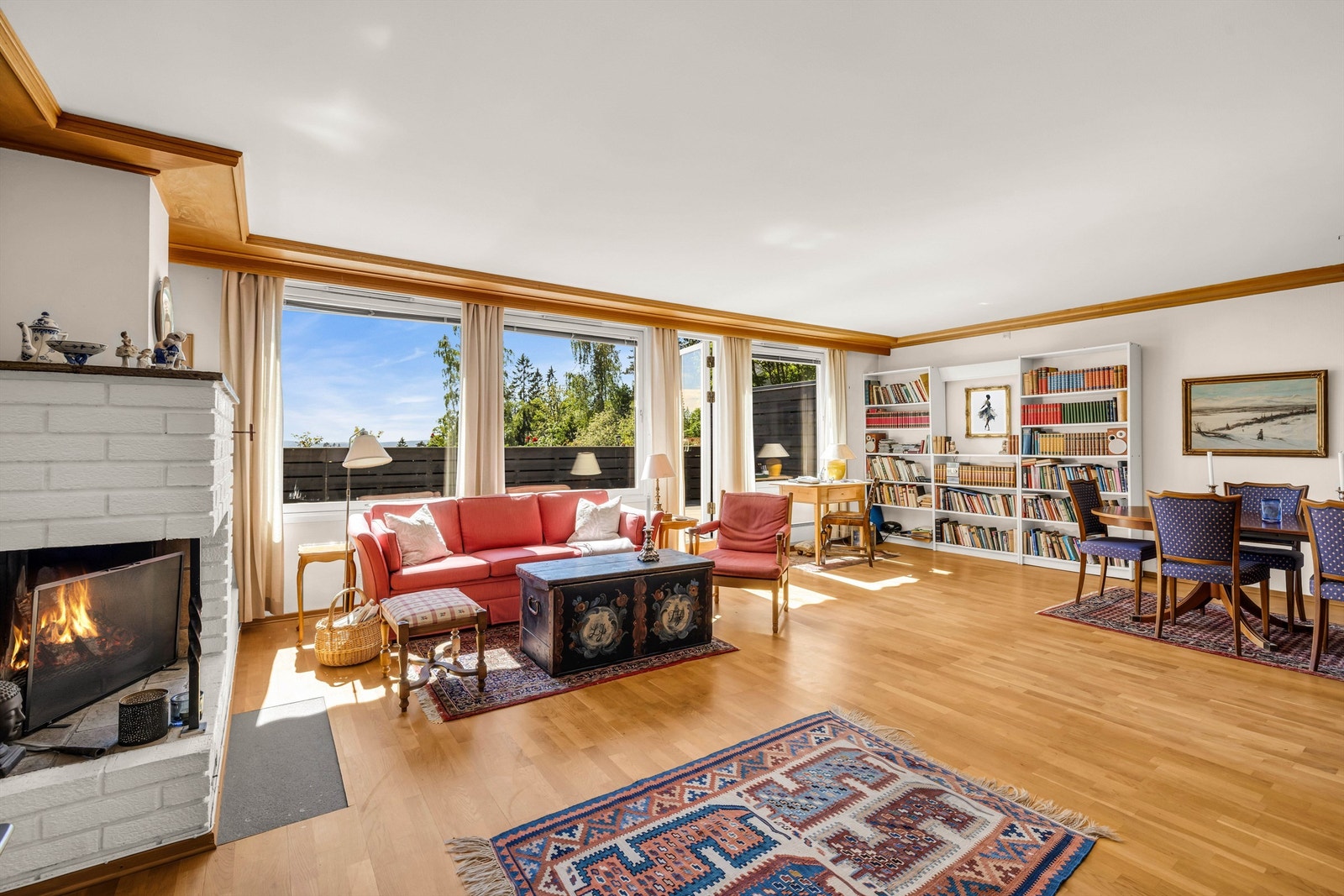 En lys og innholdsrik toppleilighet med trappefri adkomst. Boligen går over to plan og har en fantastisk terrasse med flott utsikt og gode solforhold. Foto: Isnitt. Galleribilde