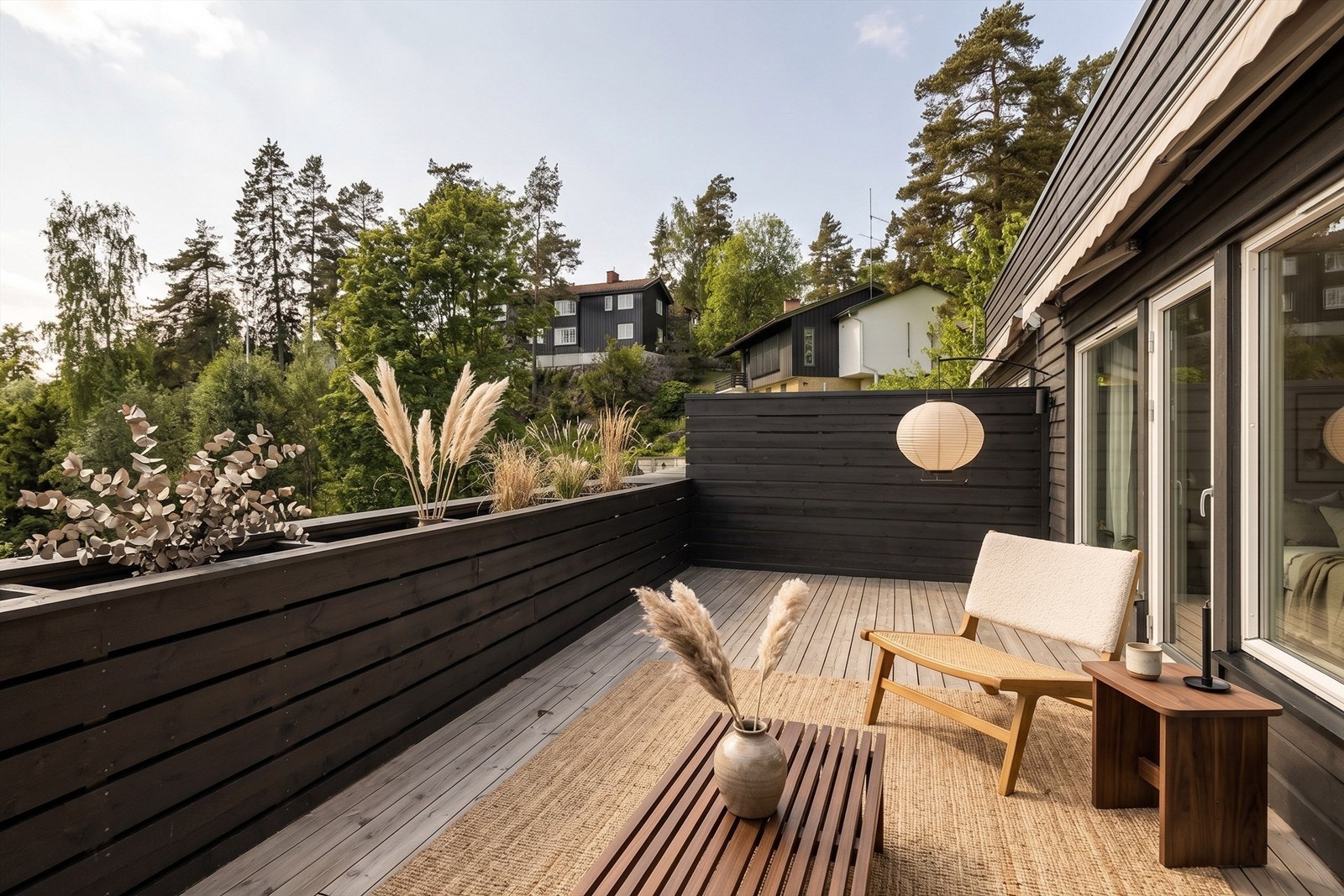Terrassen ble oppgradert i 2024 med nye terrassebord, og er utstyrt med utebelysning og ny markise. (digitalt møblert bilde) Galleribilde